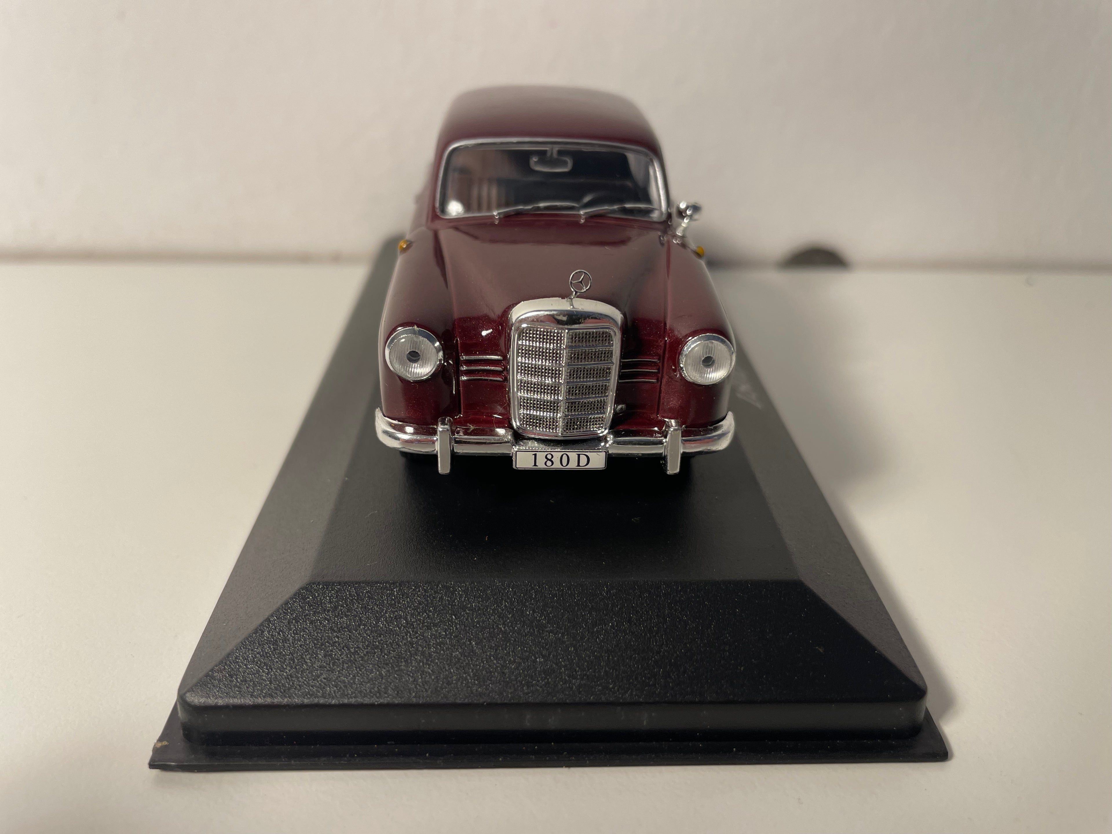 Mercedes 180D bordowy z 1954 roku