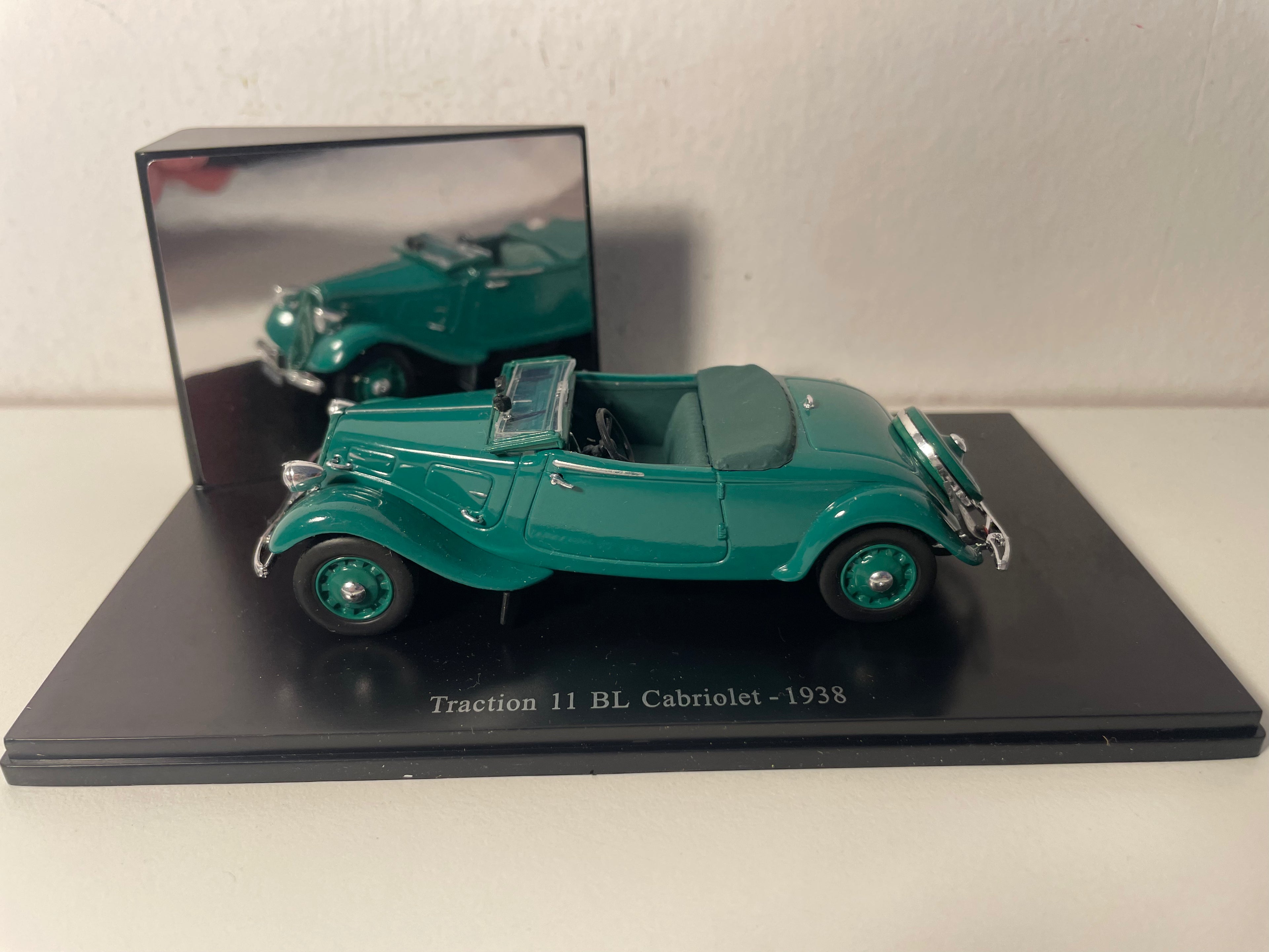 Citroën Traction 11 BL Cabriolet gréng vum Joer 1938 (plexi Schachtel)
