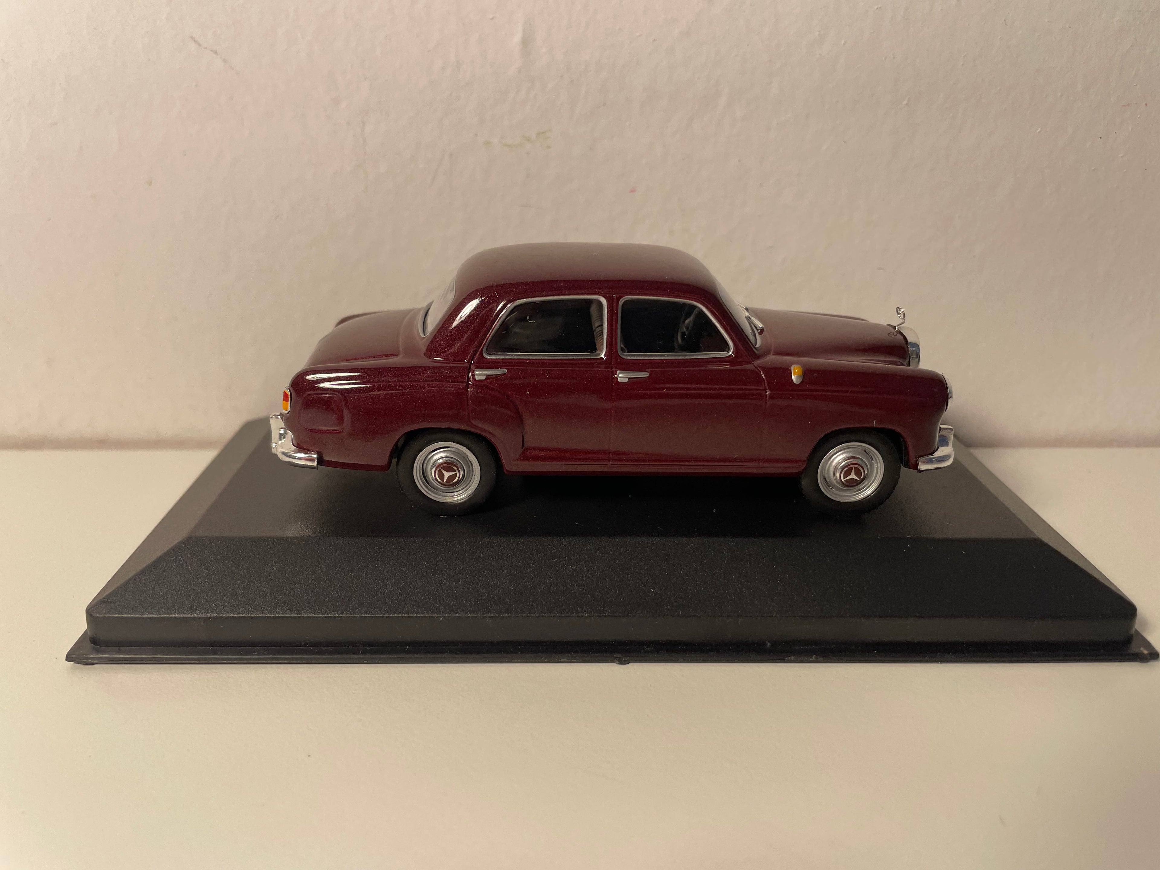 Mercedes 180D bordowy z 1954 roku
