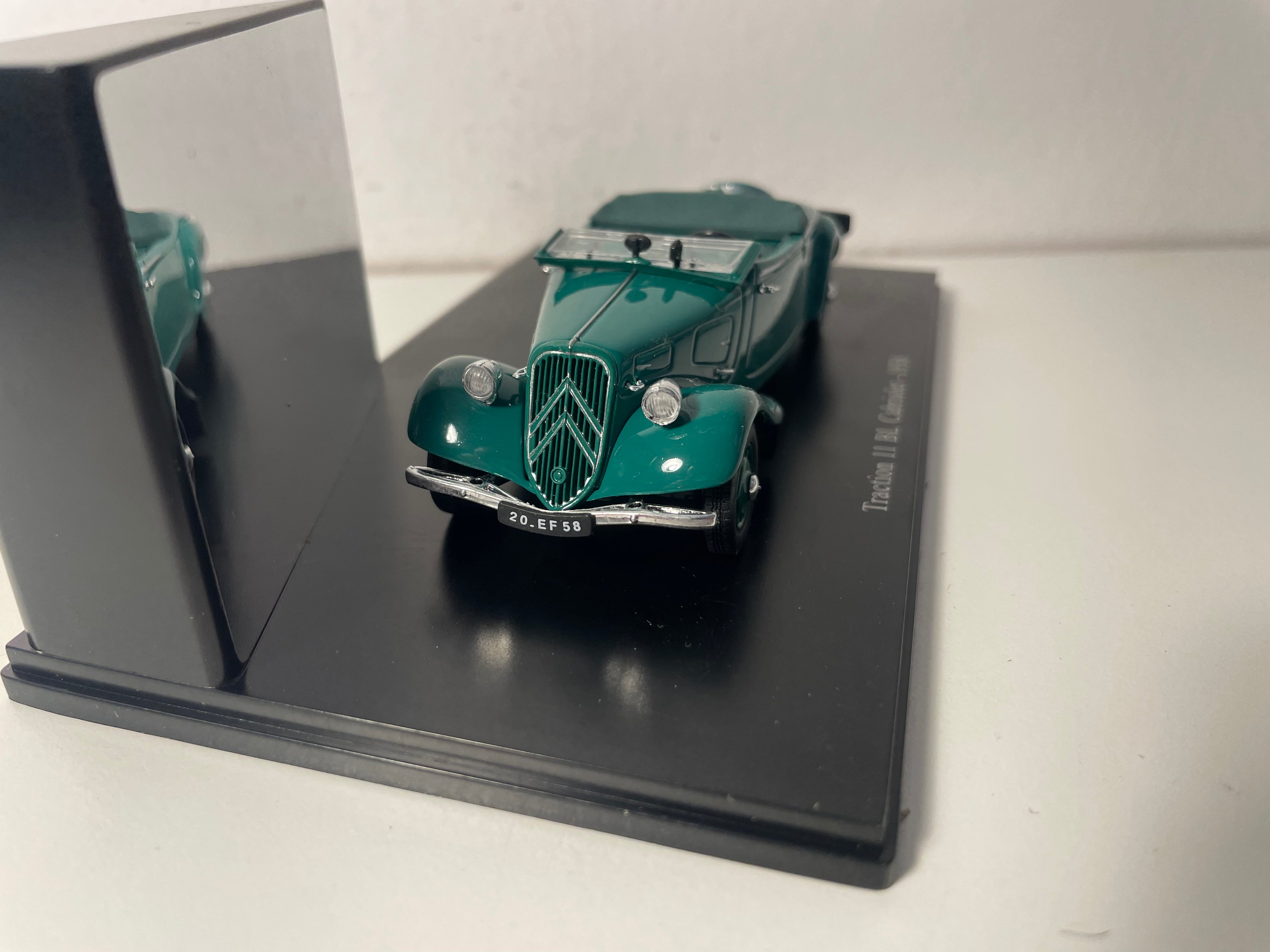 Citroën Traction 11 BL Cabriolet gréng vum Joer 1938 (plexi Schachtel)