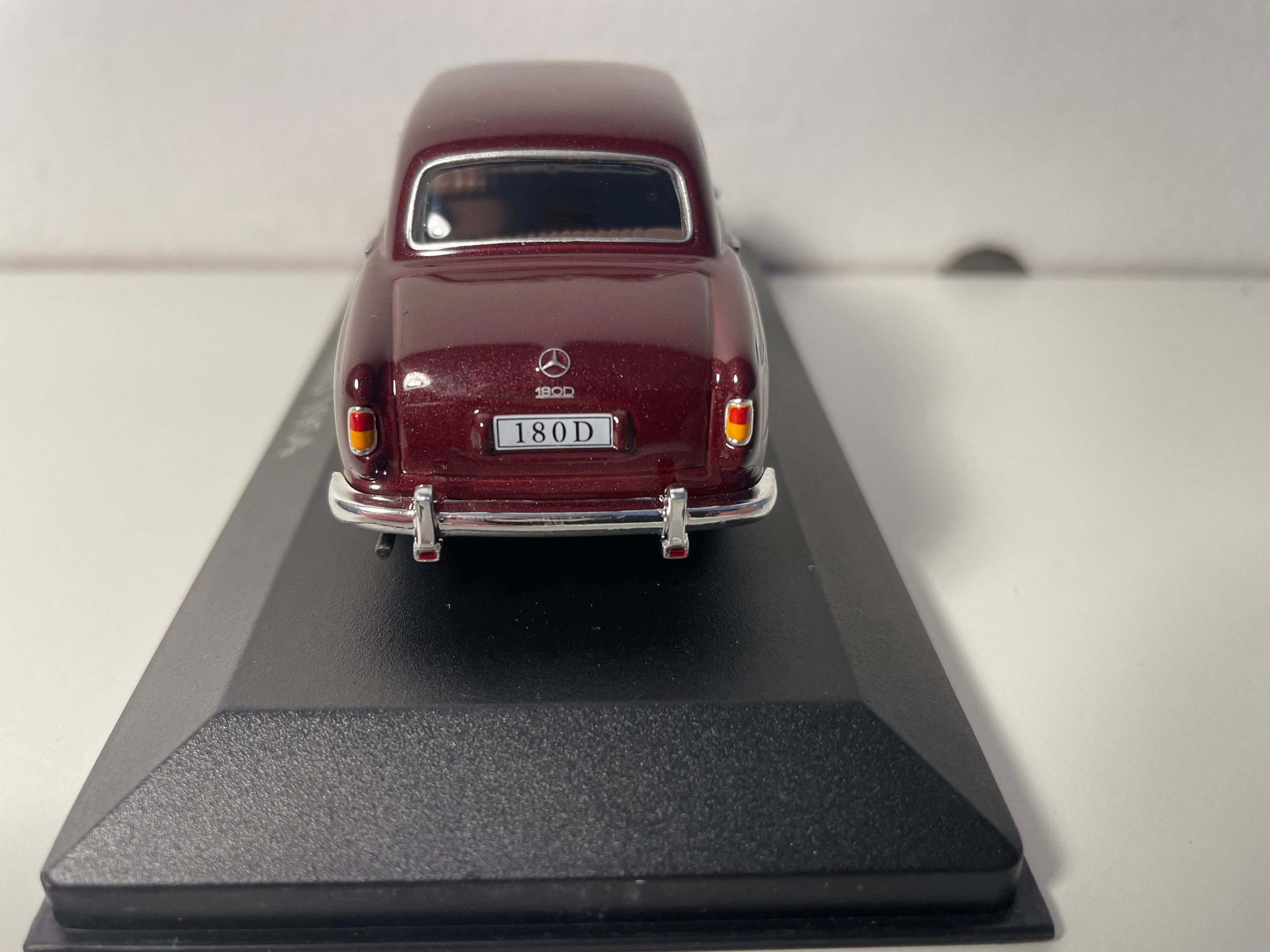 Mercedes 180D bordowy z 1954 roku