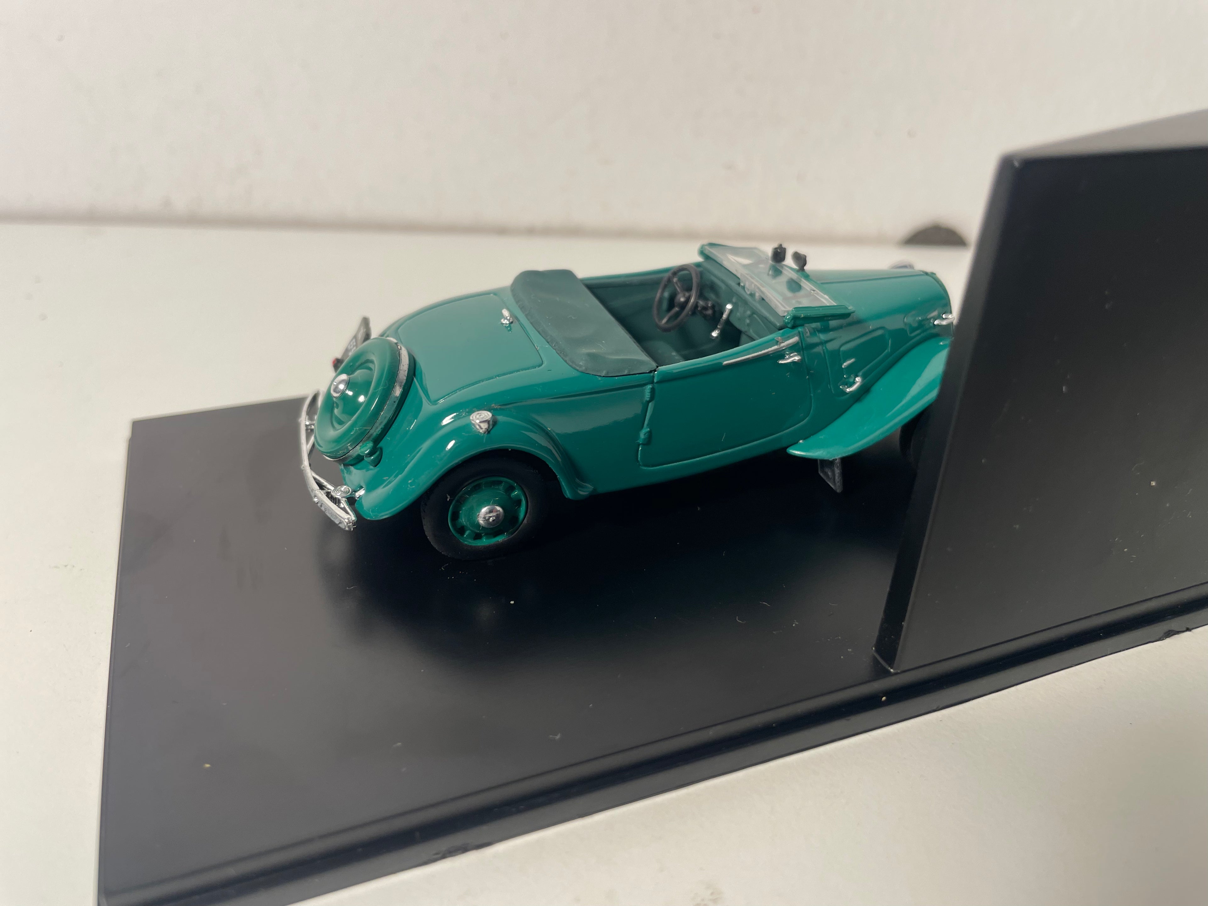 Citroën Traction 11 BL Cabriolet gréng vum Joer 1938 (plexi Schachtel)