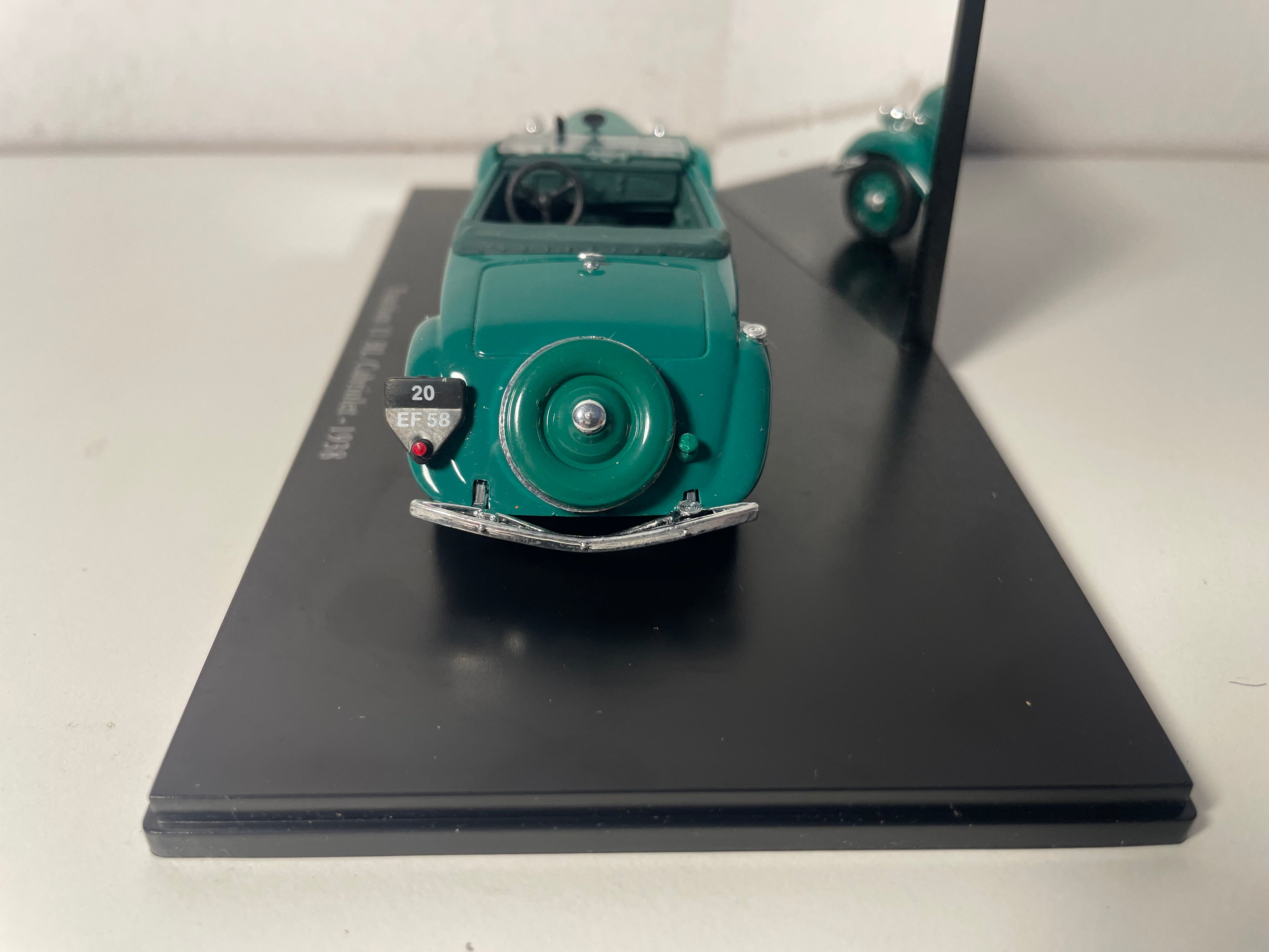 Citroën Traction 11 BL Cabriolet gréng vum Joer 1938 (plexi Schachtel)