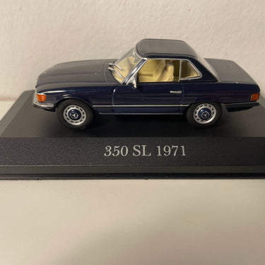 Ciemnoniebieski Mercedes 350SL z 1971 roku