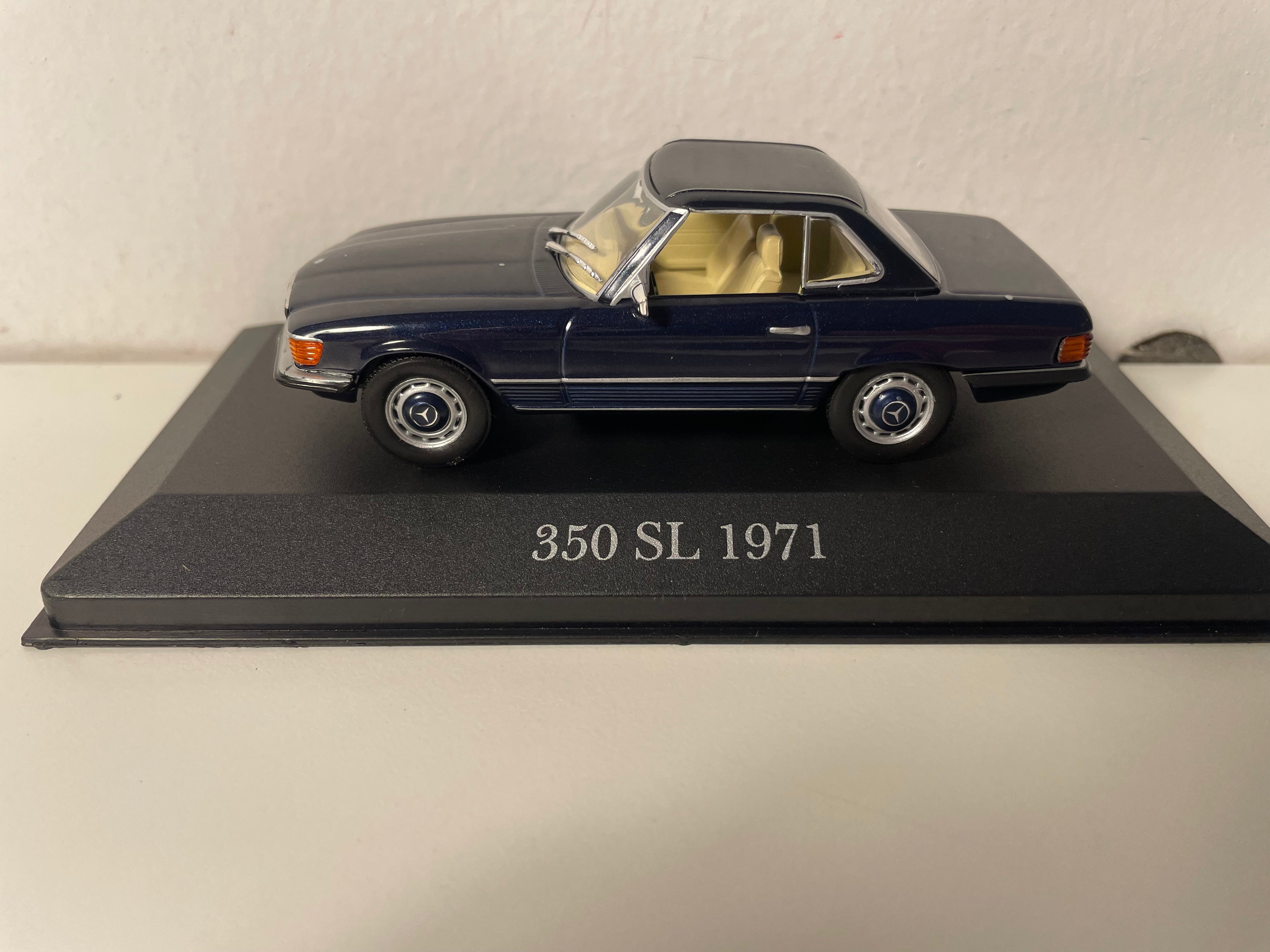 Ciemnoniebieski Mercedes 350SL z 1971 roku