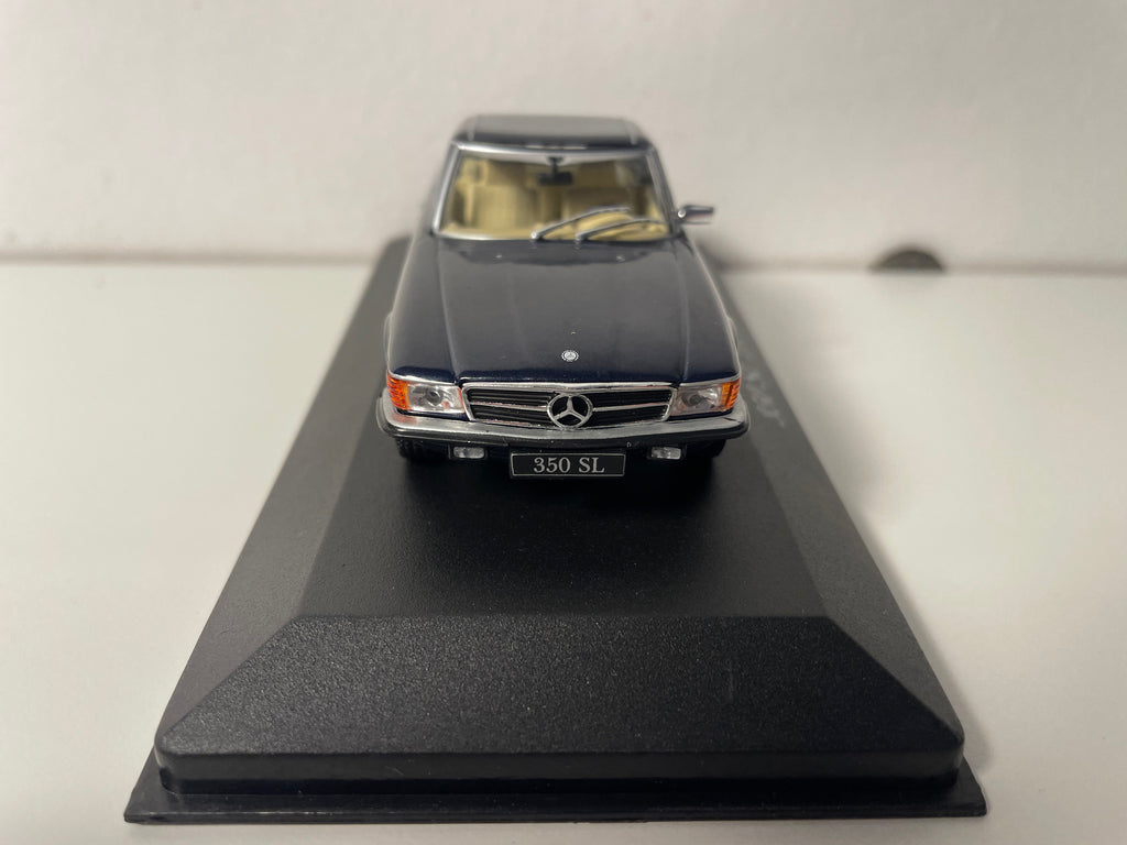 Donkerblauwe Mercedes 350SL uit 1971