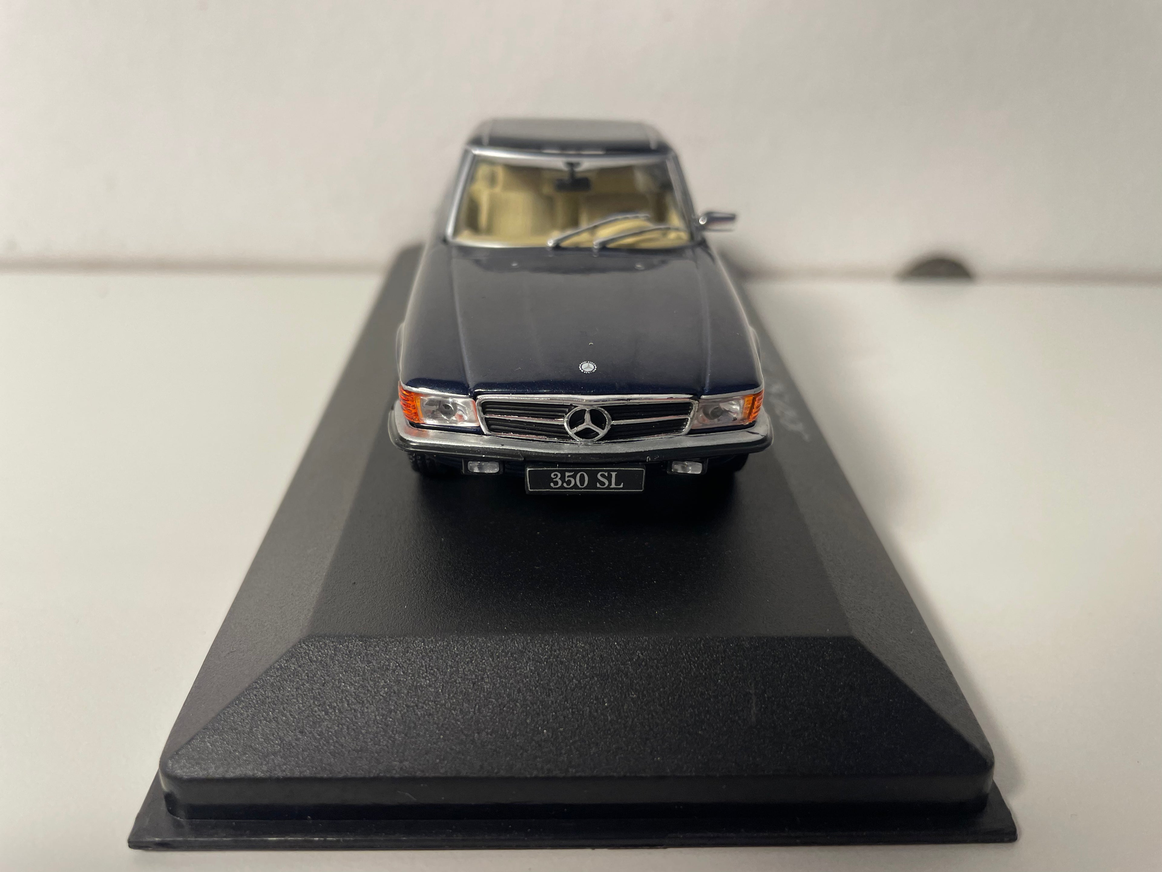 Ciemnoniebieski Mercedes 350SL z 1971 roku
