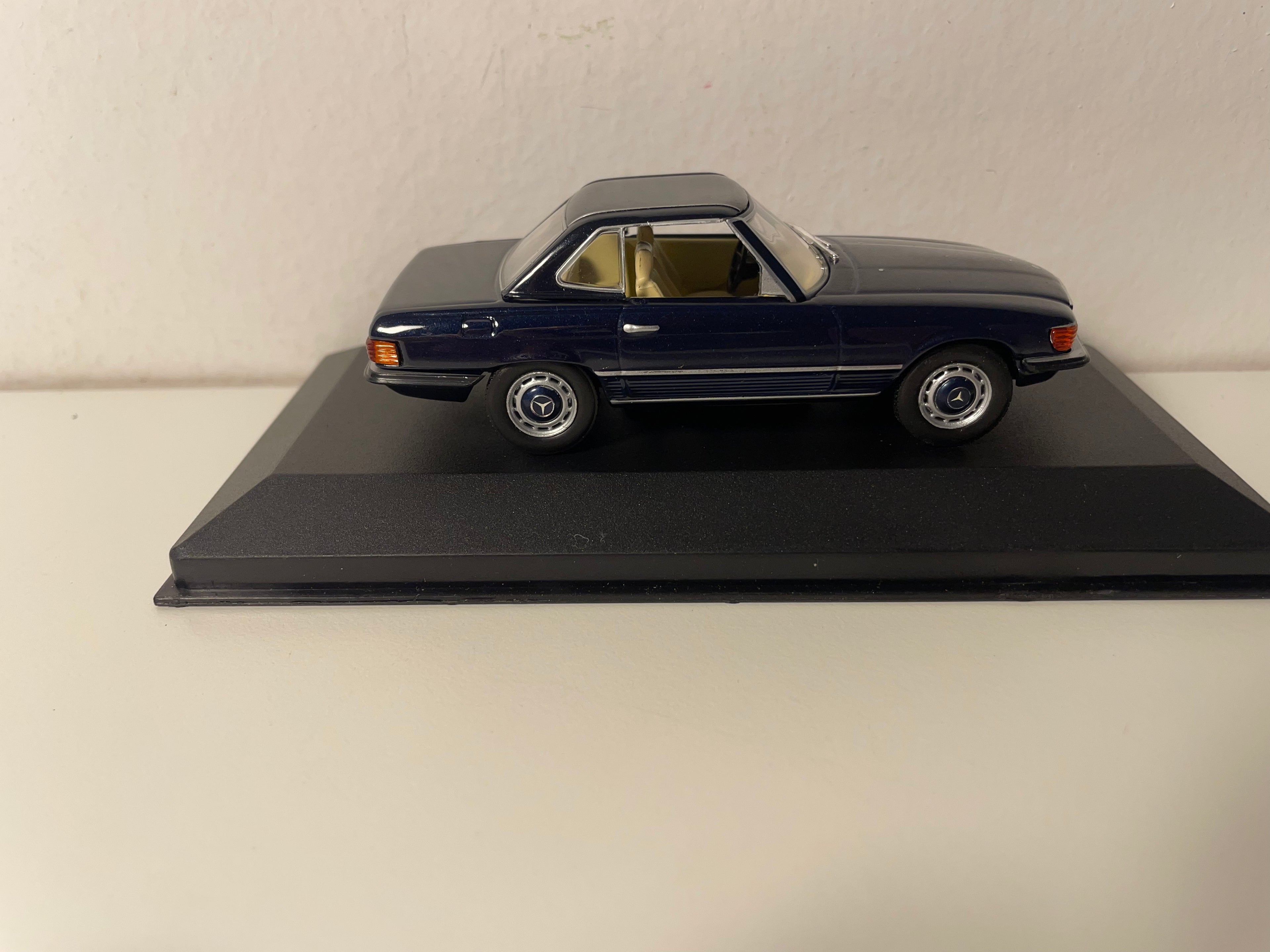 Ciemnoniebieski Mercedes 350SL z 1971 roku