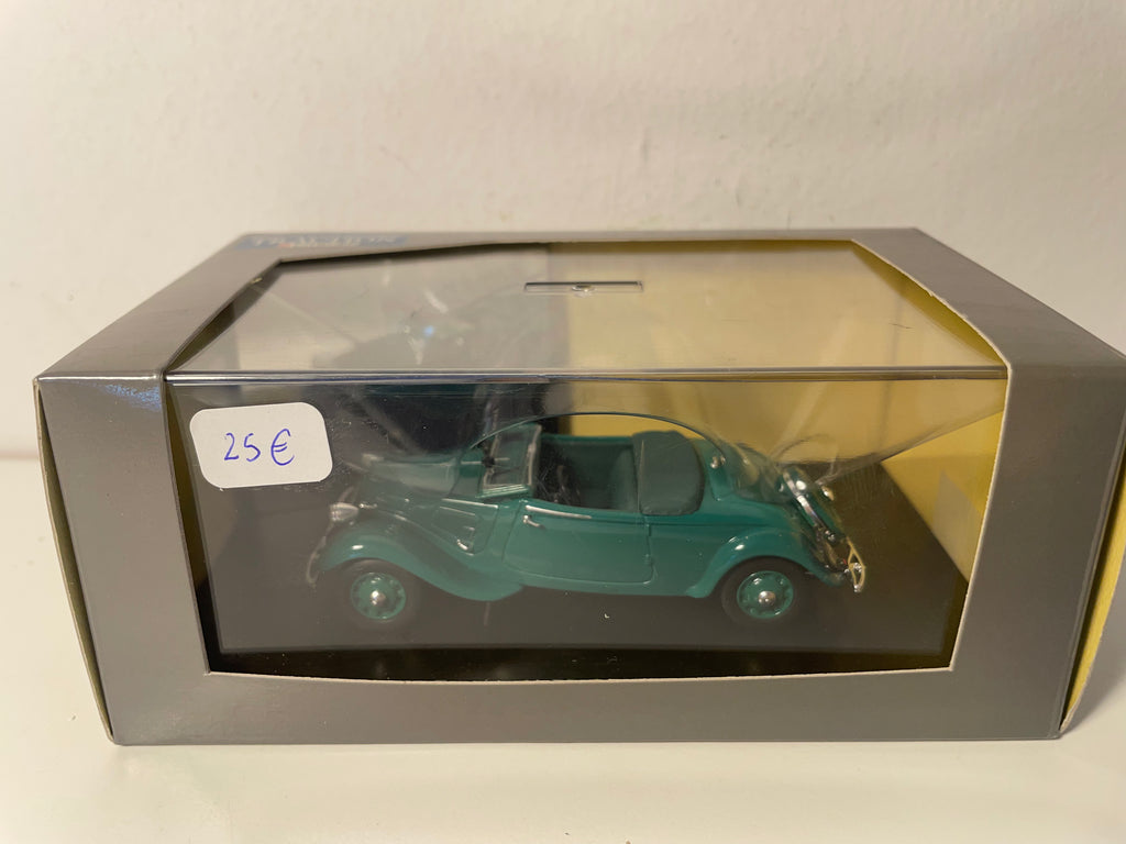 Citroën Traction 11 BL Cabriolet verte de 1938 (boite plexi)