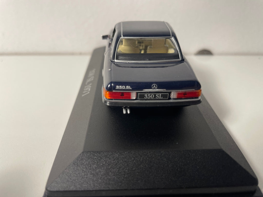 Donkerblauwe Mercedes 350SL uit 1971