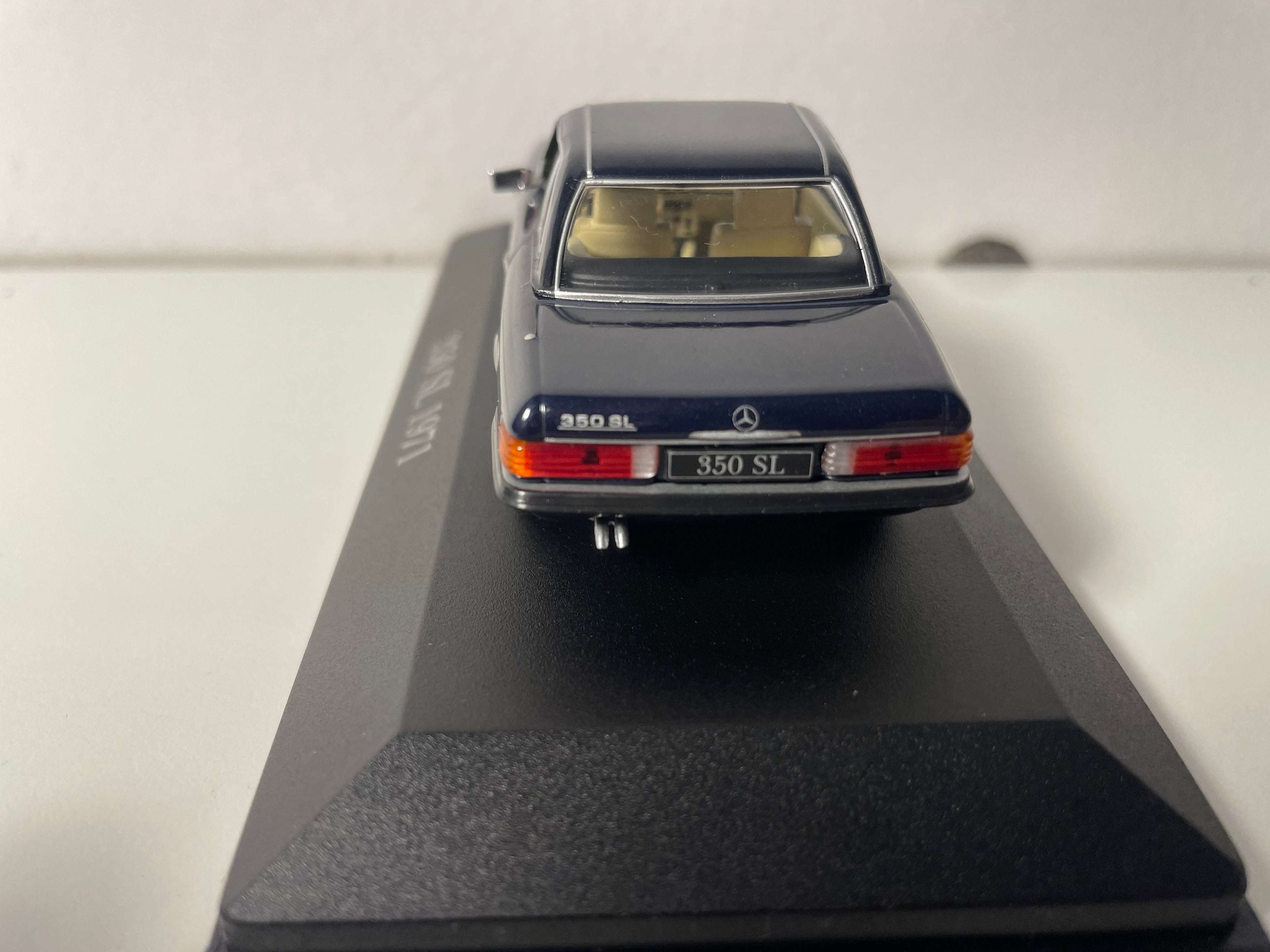 Ciemnoniebieski Mercedes 350SL z 1971 roku