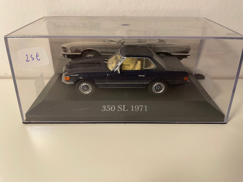 Donkerblauwe Mercedes 350SL uit 1971