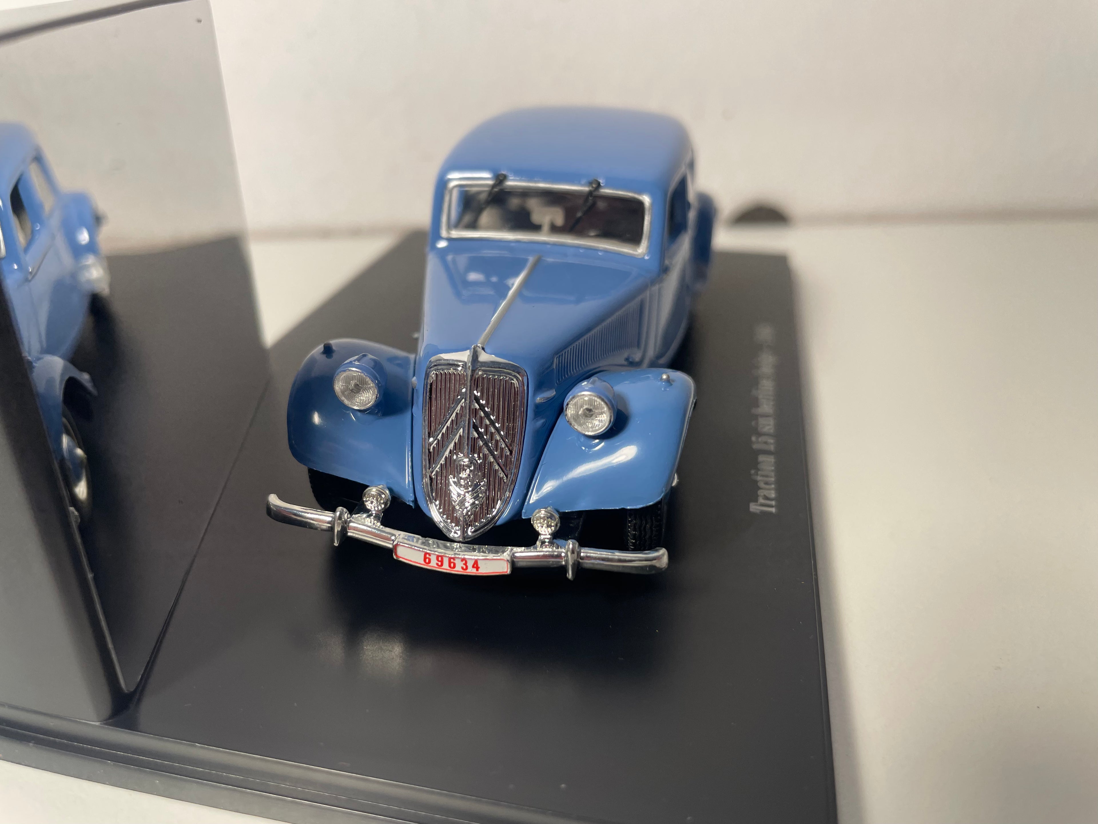 Citroën Traction 15 six berline belge azul de 1949 (caja de plexiglas)