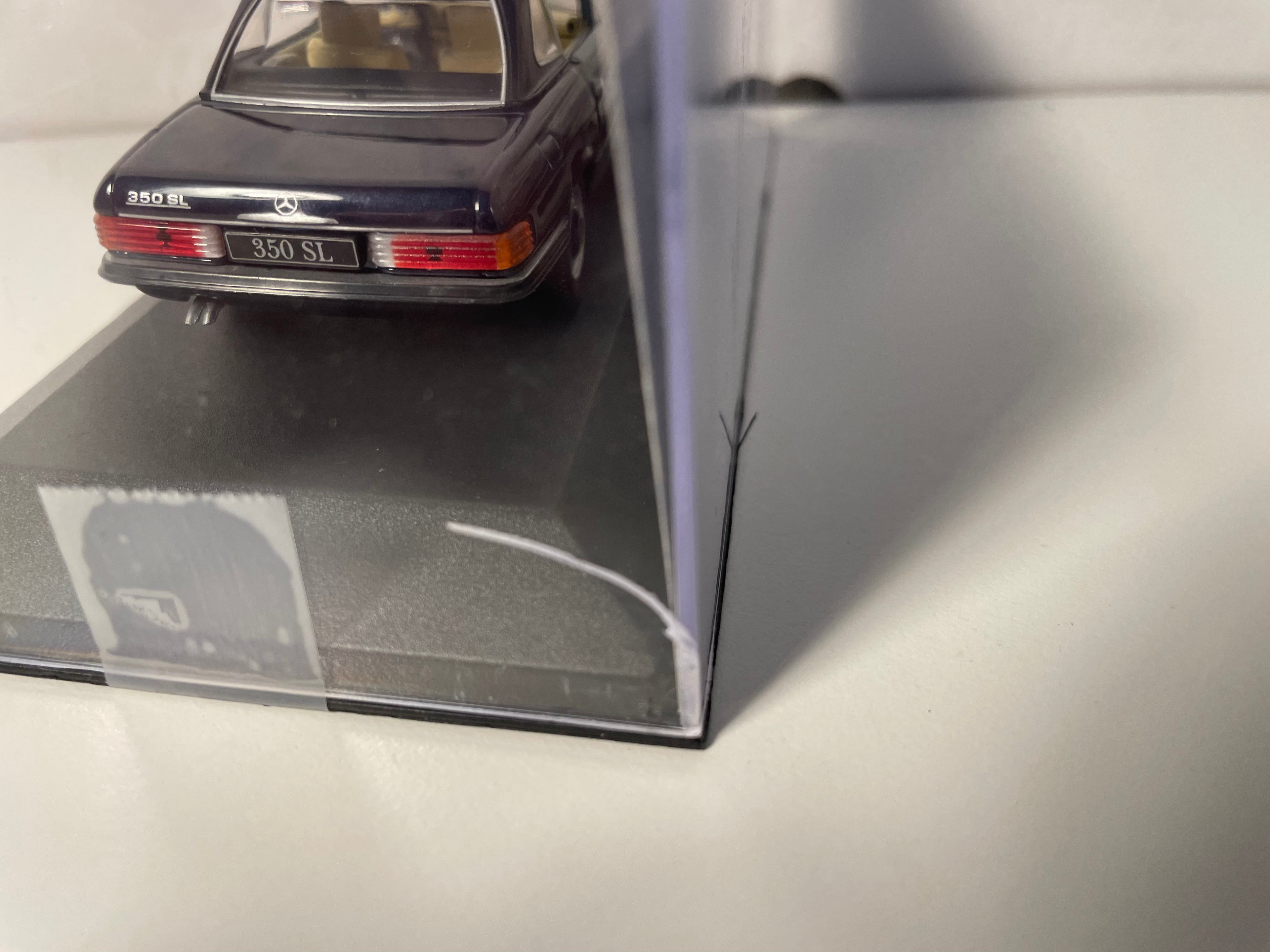 Donkerblauwe Mercedes 350SL uit 1971