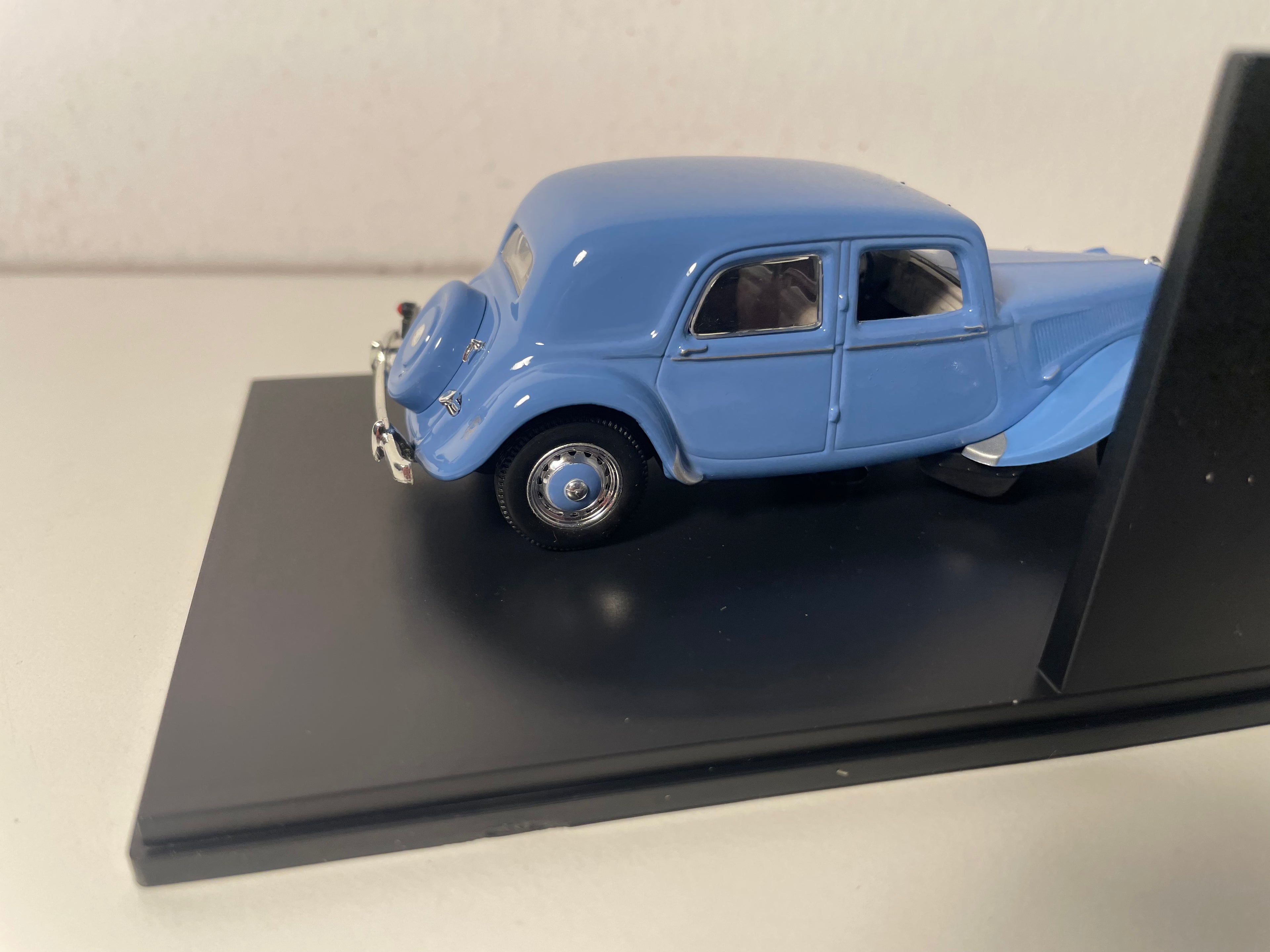 Citroën Traction 15 six berline belge azul de 1949 (caja de plexiglas)