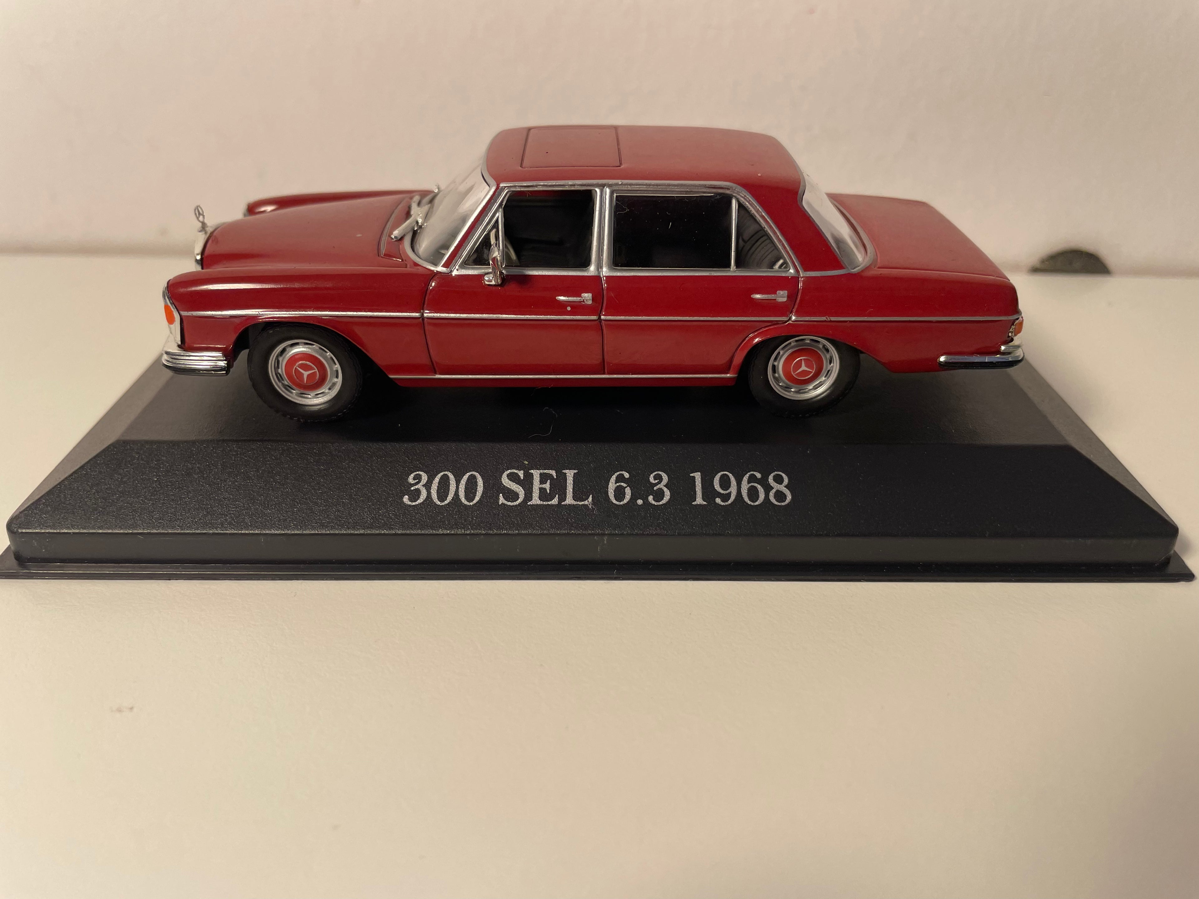 Mercedes 300 SEL 6.3 Bourgogne vun 1968