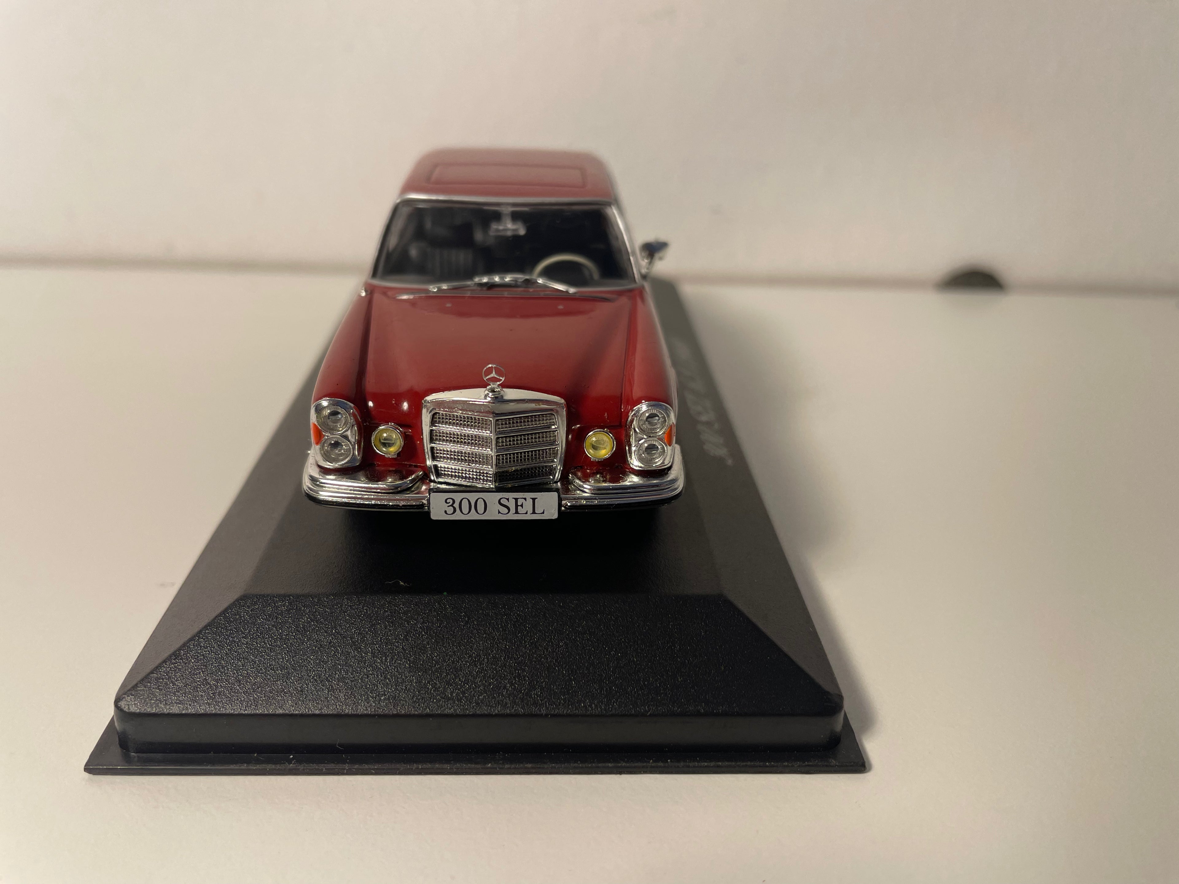 Mercedes 300 SEL 6.3 Bourgogne vun 1968