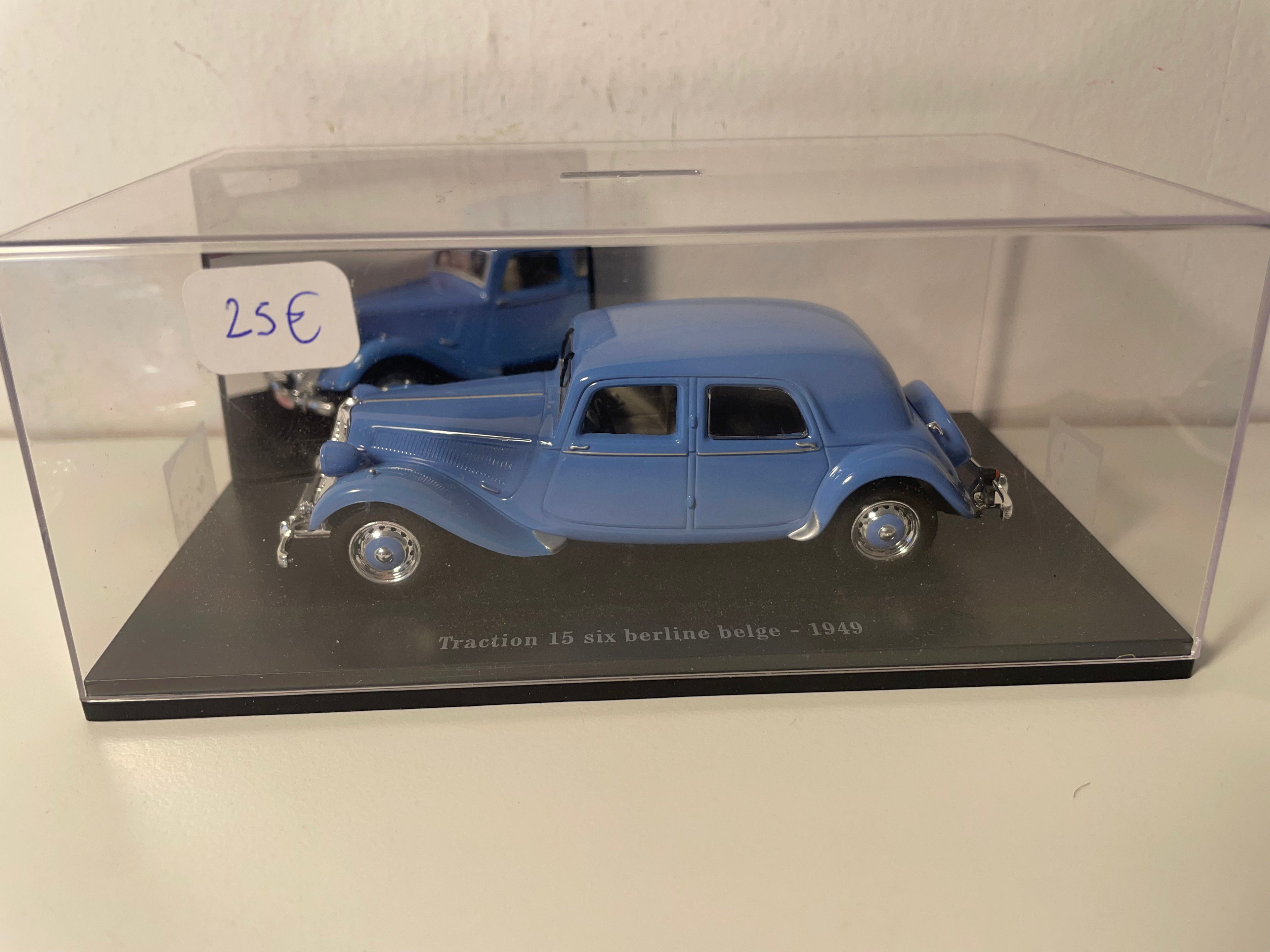 Citroën Traction 15 six berline belge azul de 1949 (caja de plexiglas)