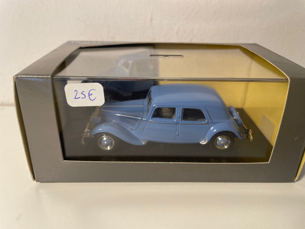 Citroën Traction 15 six berline belge azul de 1949 (caja de plexiglas)