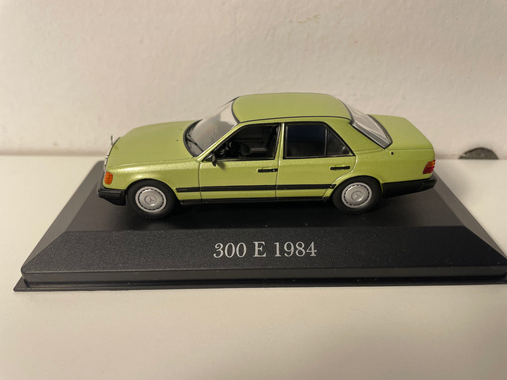 Groene Mercedes 300 E uit 1984
