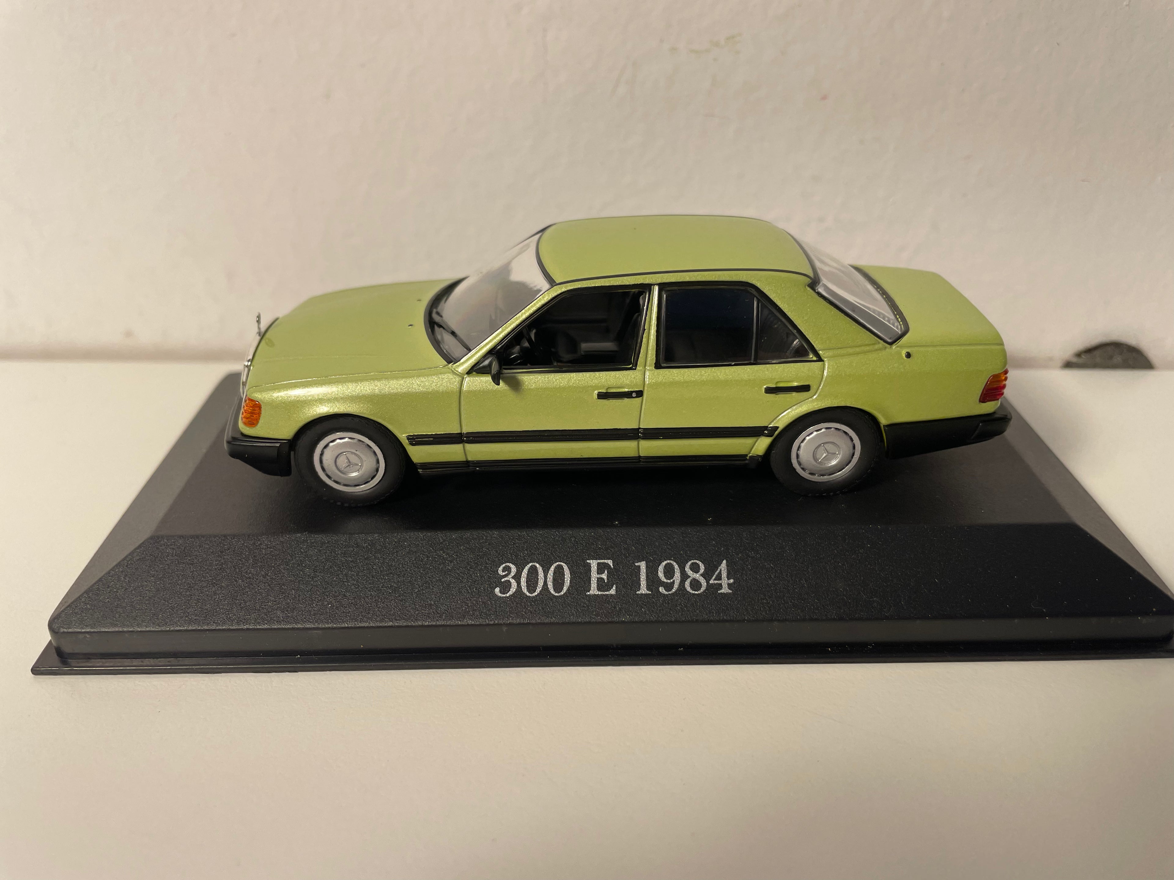 Zielony Mercedes 300 E z 1984 roku