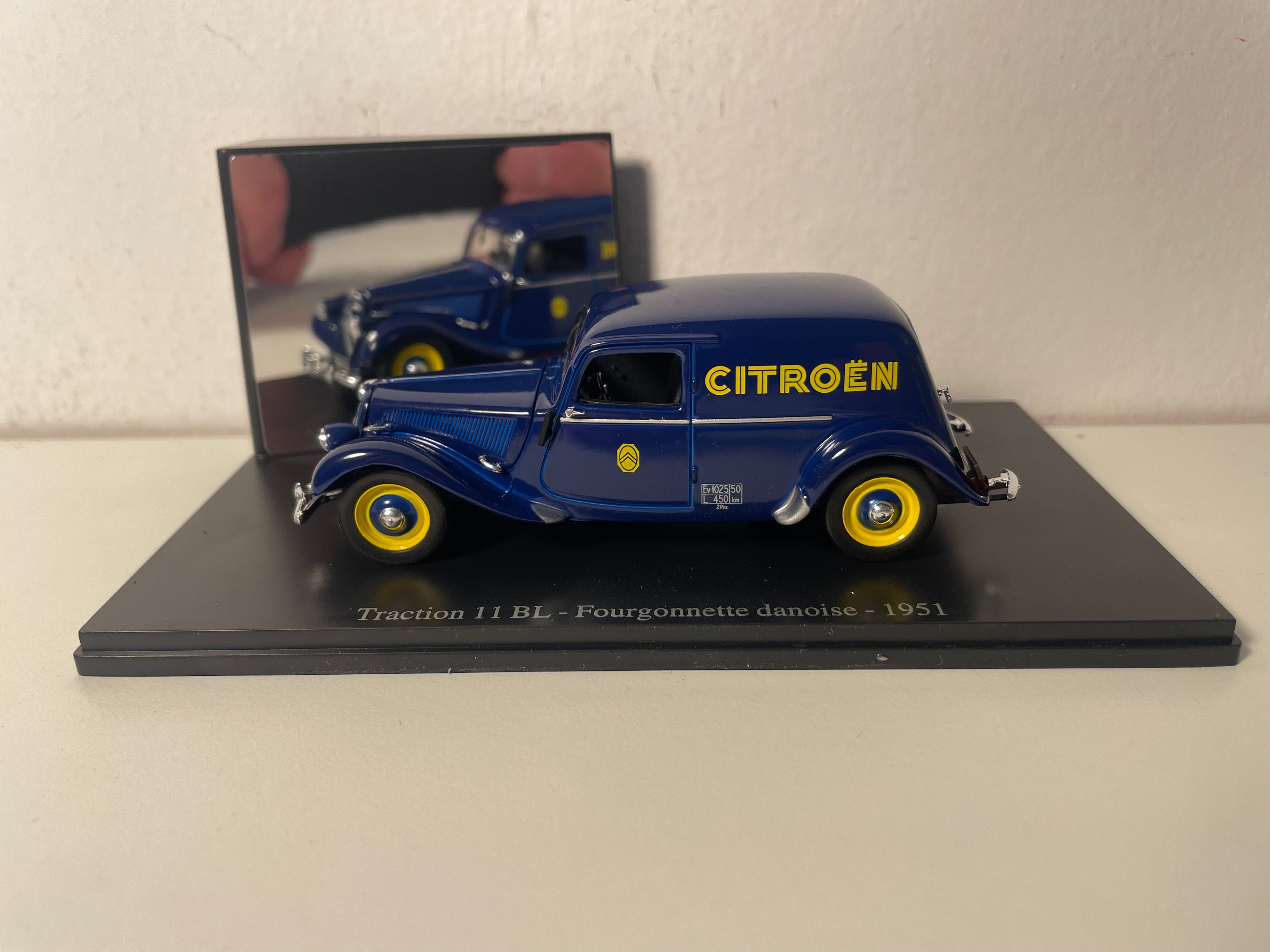 Citroën Traction 11 BL Danish blue van with CITROEN logo from 1951 (plexi box)