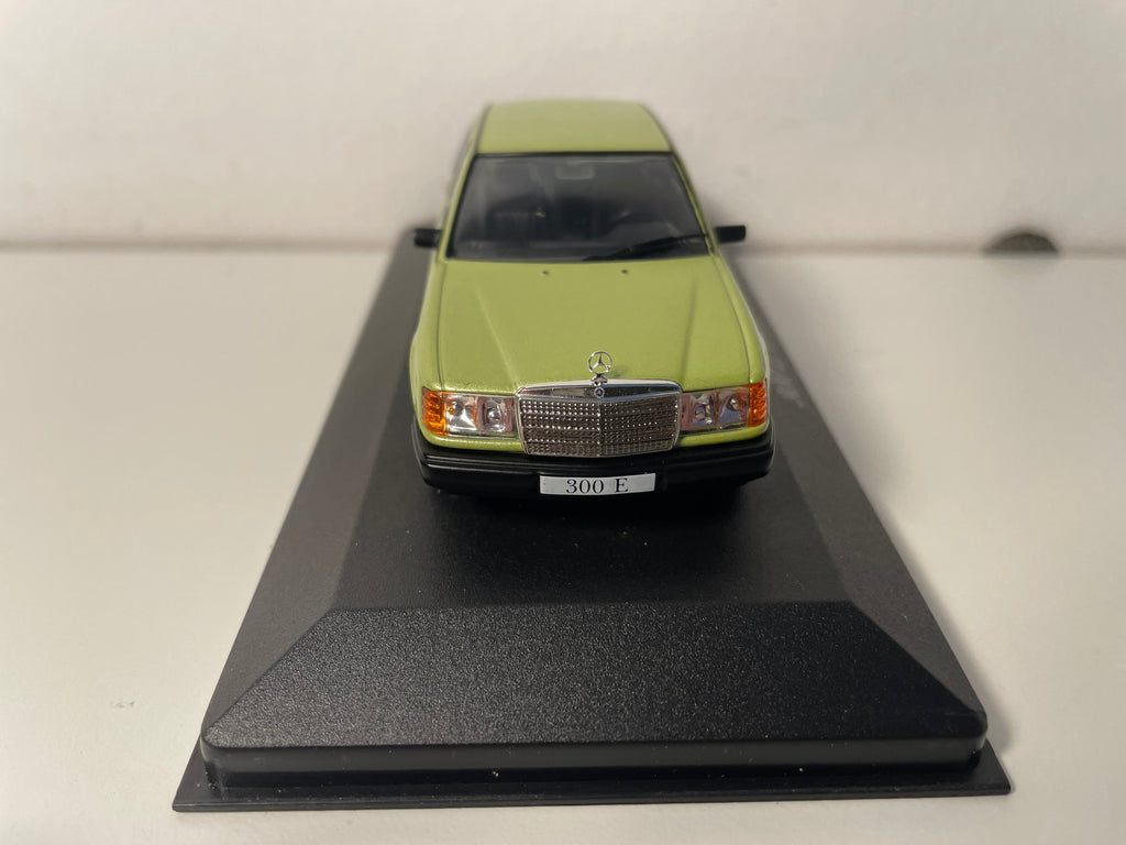 Groene Mercedes 300 E uit 1984