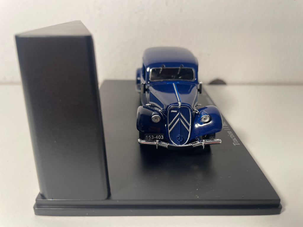 Citroën Traction 11 BL fourgonnette Danoise bleue avec logo CITROEN de 1951 (boite plexi)