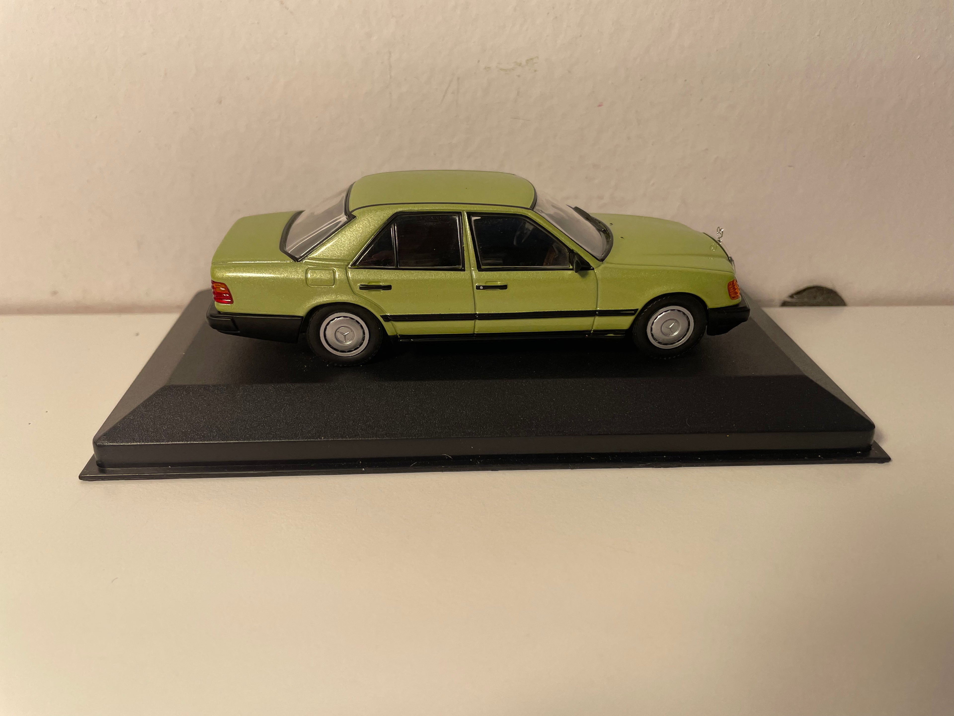 Zielony Mercedes 300 E z 1984 roku