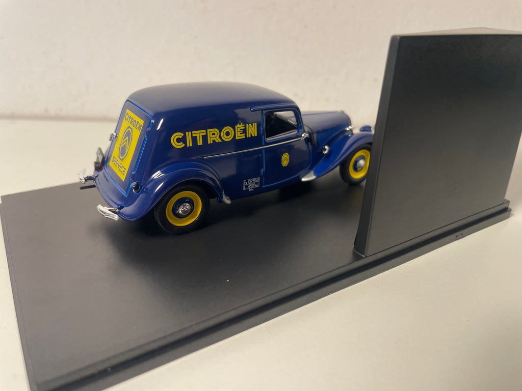 Citroën Traction 11 BL fourgonnette Danoise bleue avec logo CITROEN de 1951 (boite plexi)