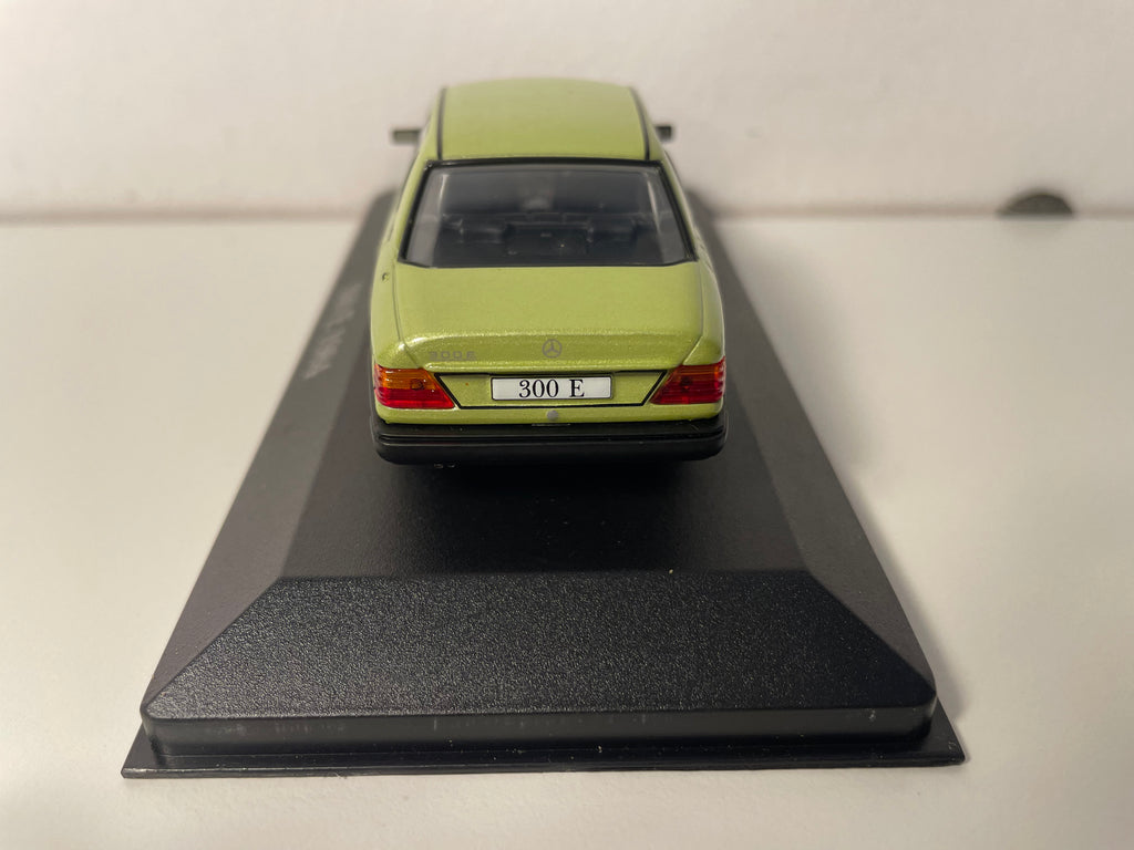 Groene Mercedes 300 E uit 1984
