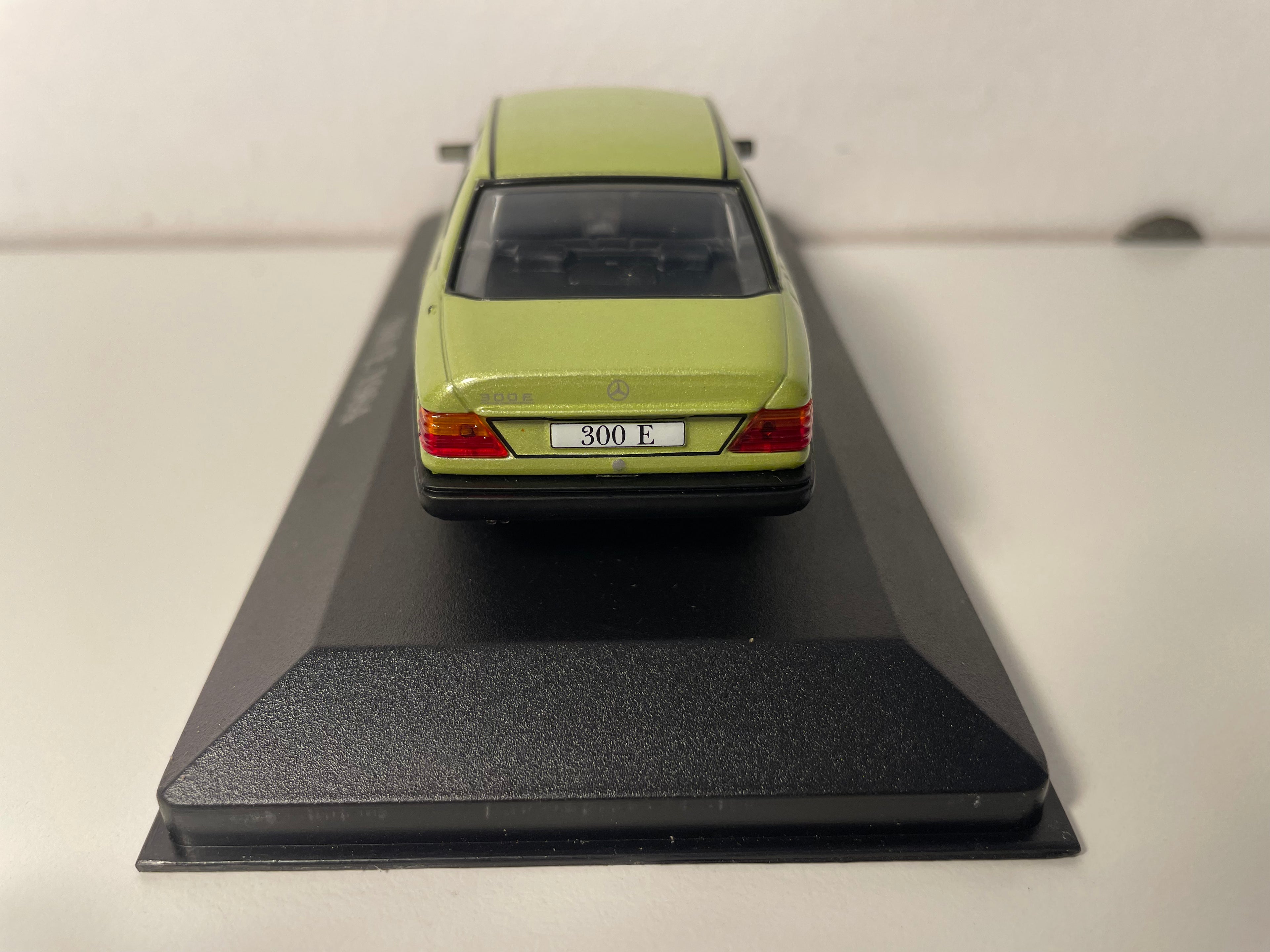 Zielony Mercedes 300 E z 1984 roku