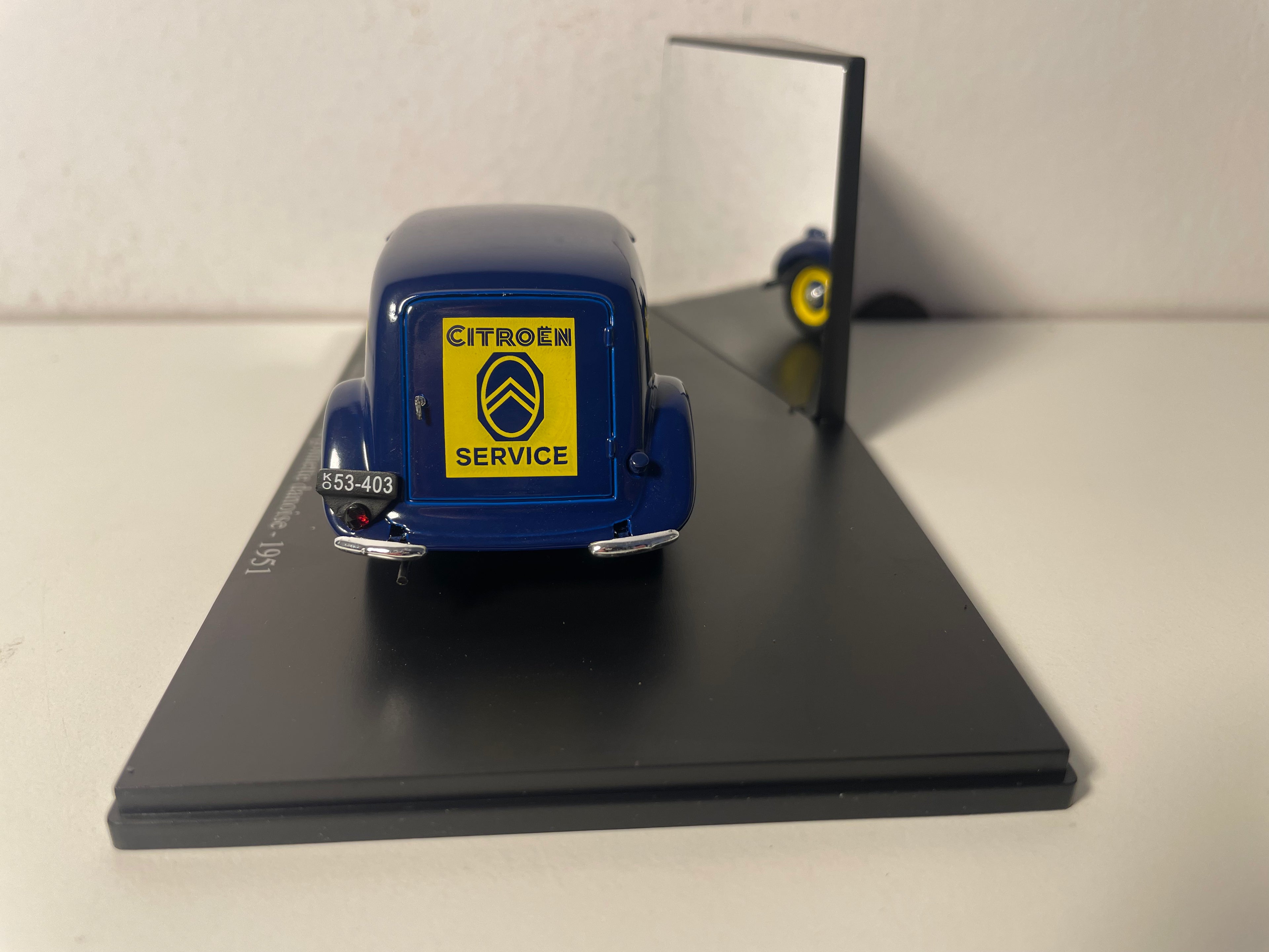 Citroën Traction 11 BL Danish blue van with CITROEN logo from 1951 (plexi box)