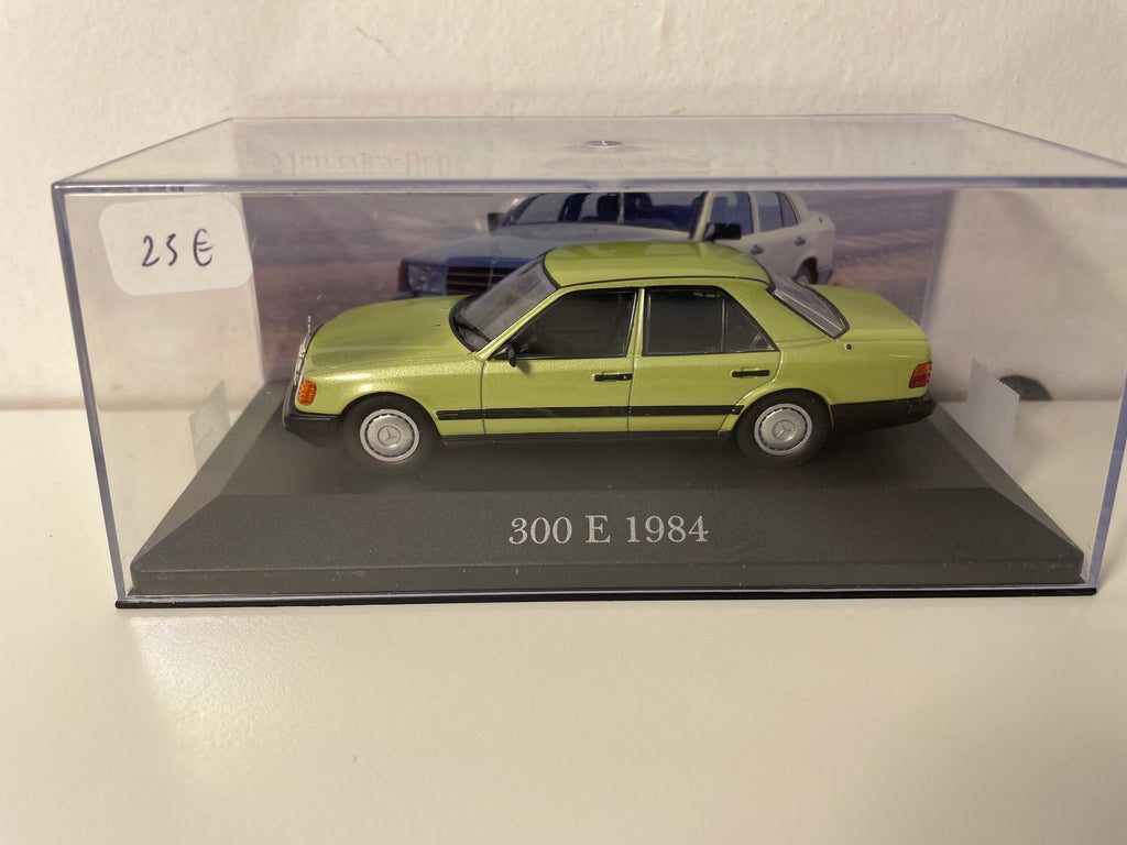 Groene Mercedes 300 E uit 1984