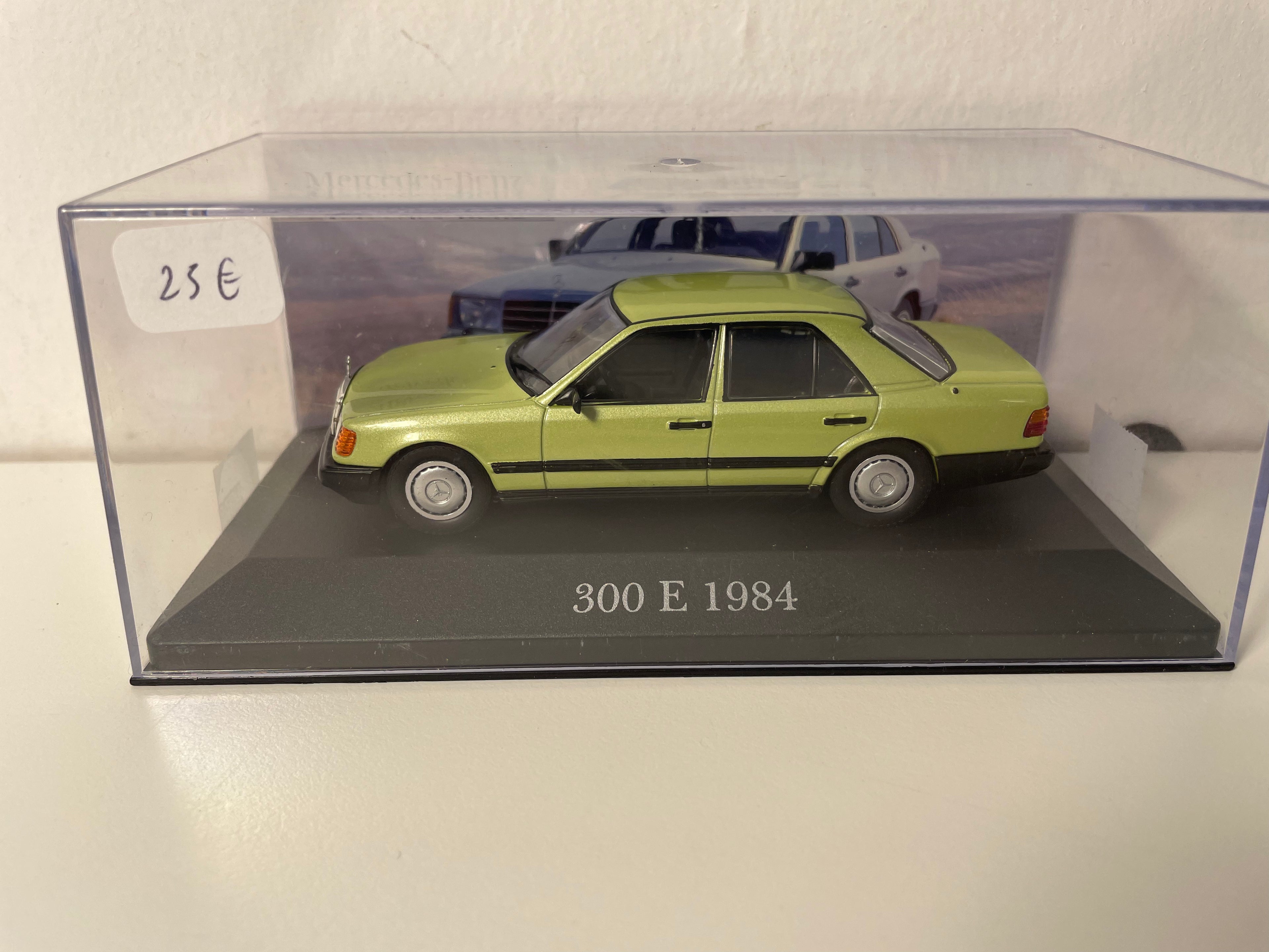 Zielony Mercedes 300 E z 1984 roku