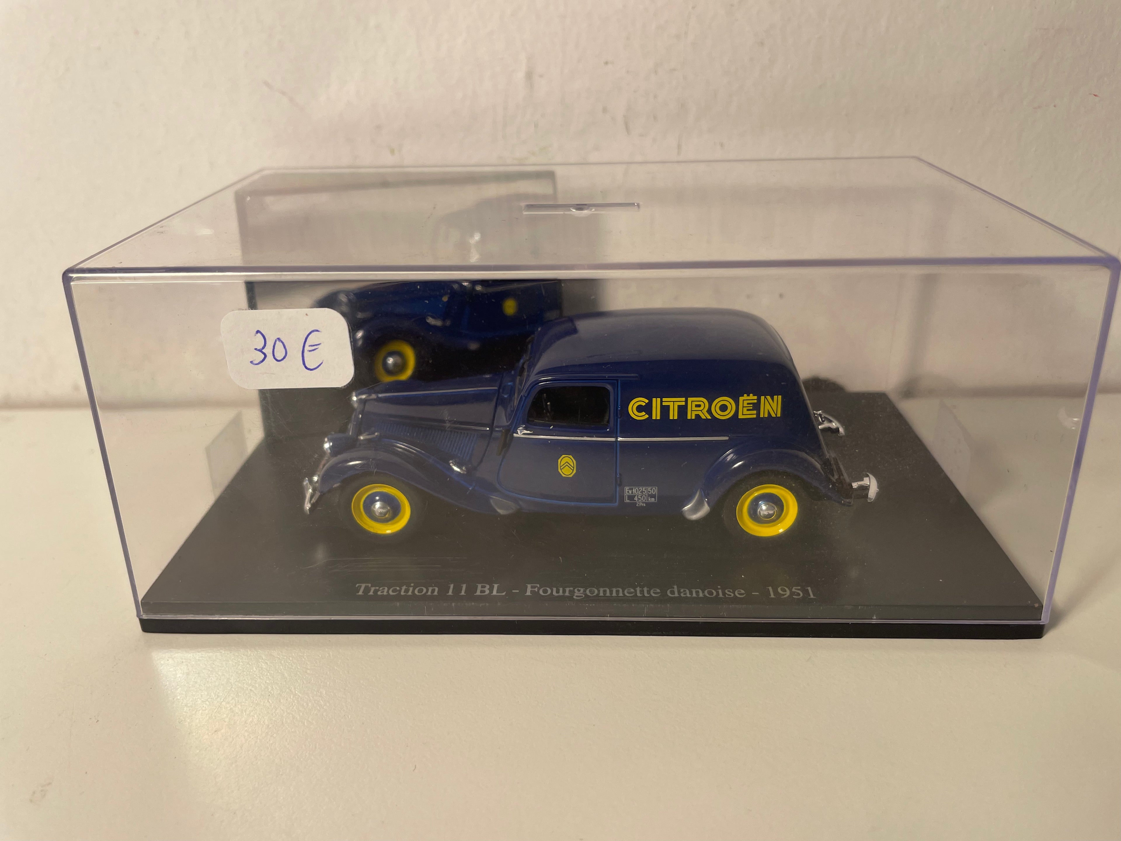 Citroën Traction 11 BL Danish blue van with CITROEN logo from 1951 (plexi box)