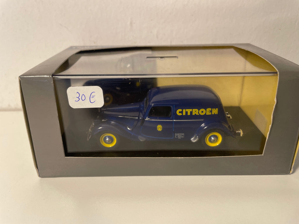 Citroën Traction 11 BL fourgonnette Danoise bleue avec logo CITROEN de 1951 (boite plexi)
