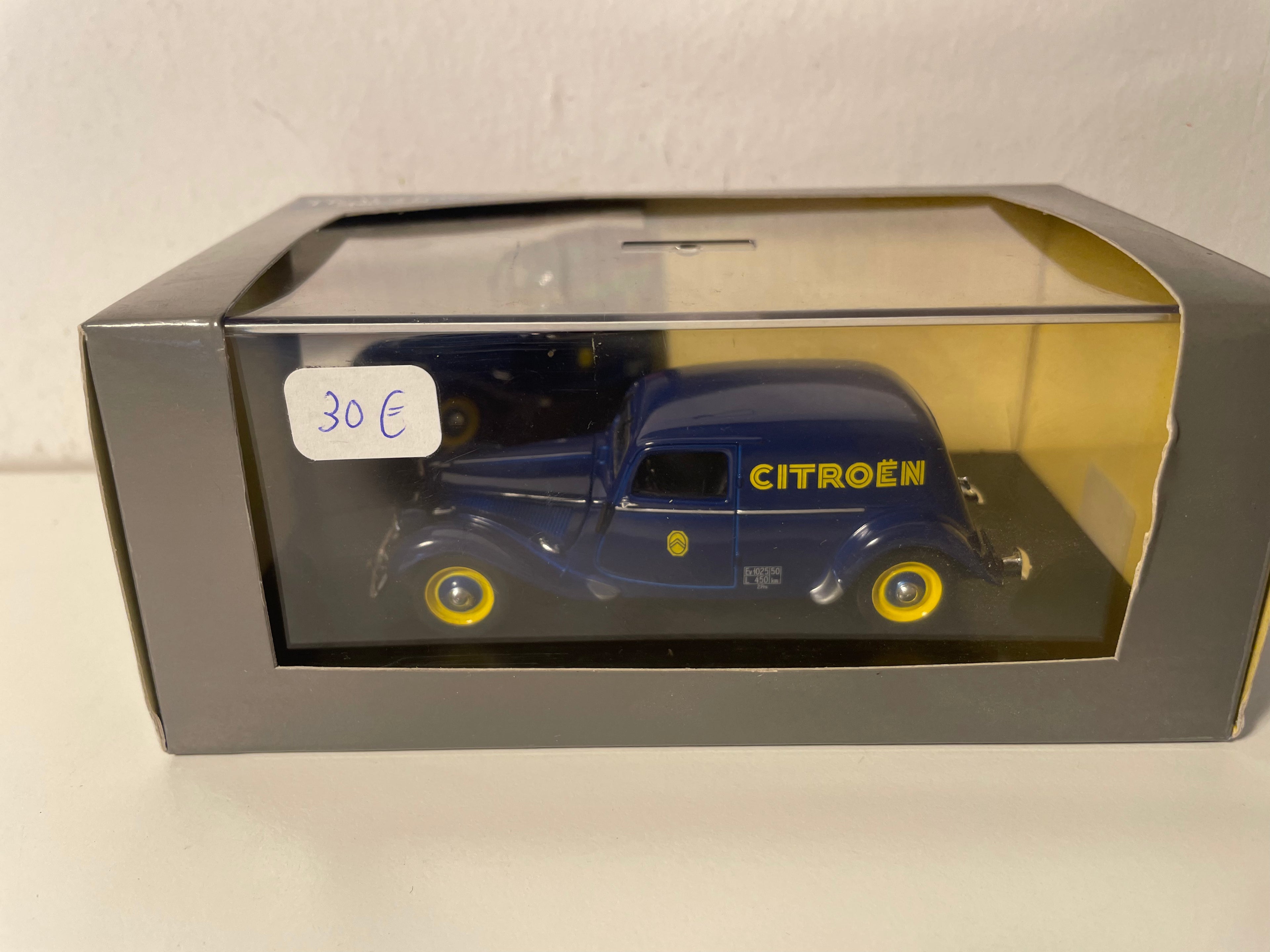 Citroën Traction 11 BL fourgonnette Danoise bleue avec logo CITROEN de 1951 (boite plexi)