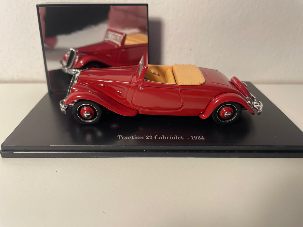 Citroën Traction 22 cabriolet bordeaux de 1934 (boite plexi)