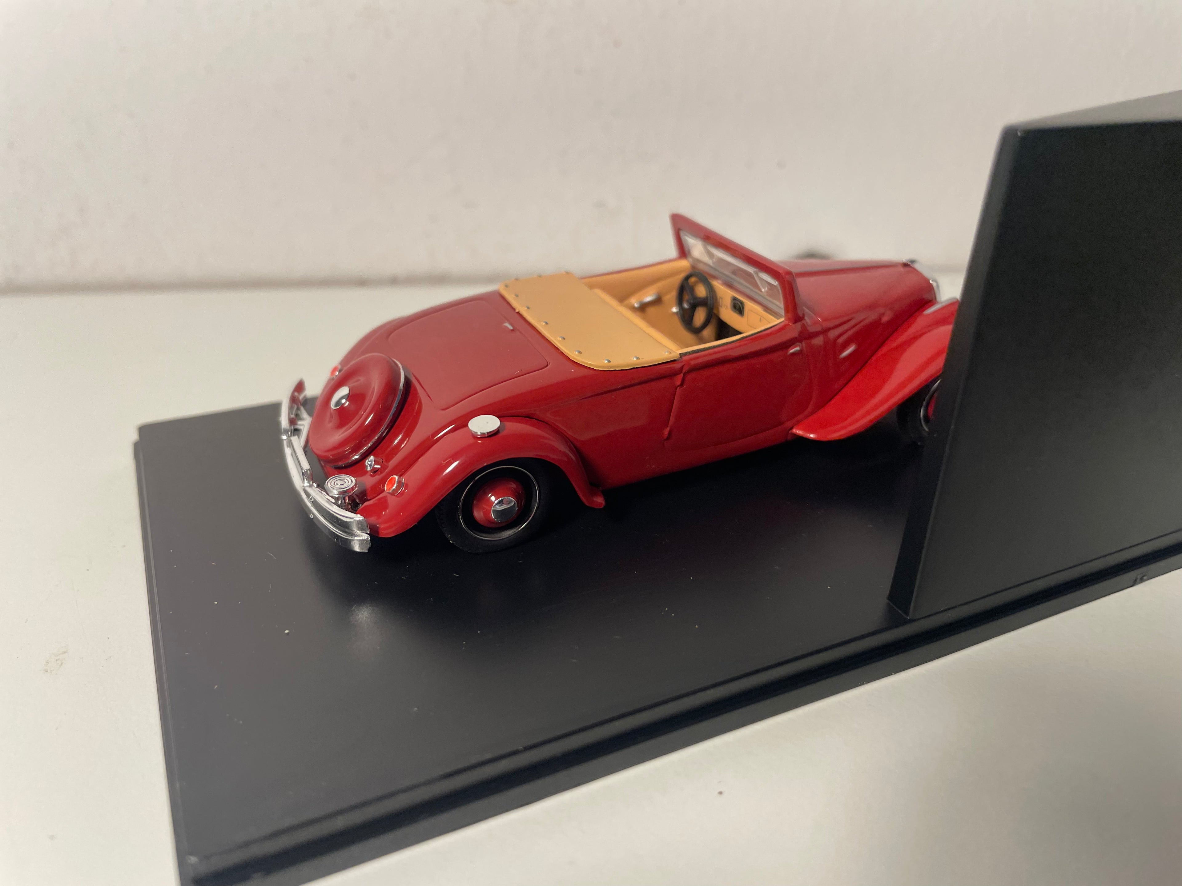 Bordeaux Citroën Traction 22 Cabriolet van 1934 (Plexi Box)