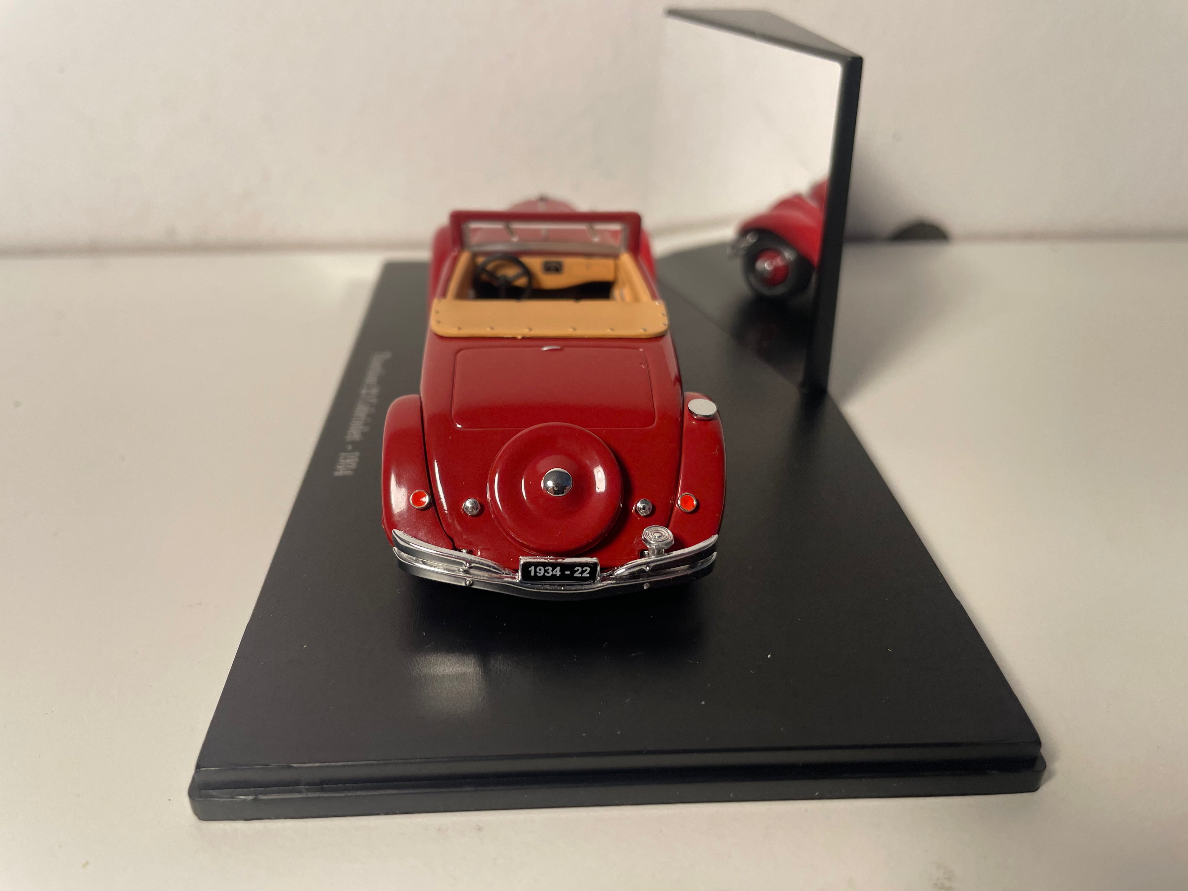 Bordeaux Citroën Traction 22 Cabriolet van 1934 (Plexi Box)