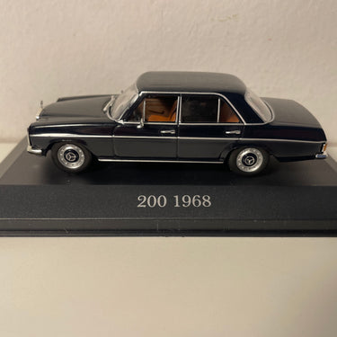 Mercedes 200 nera del 1968
