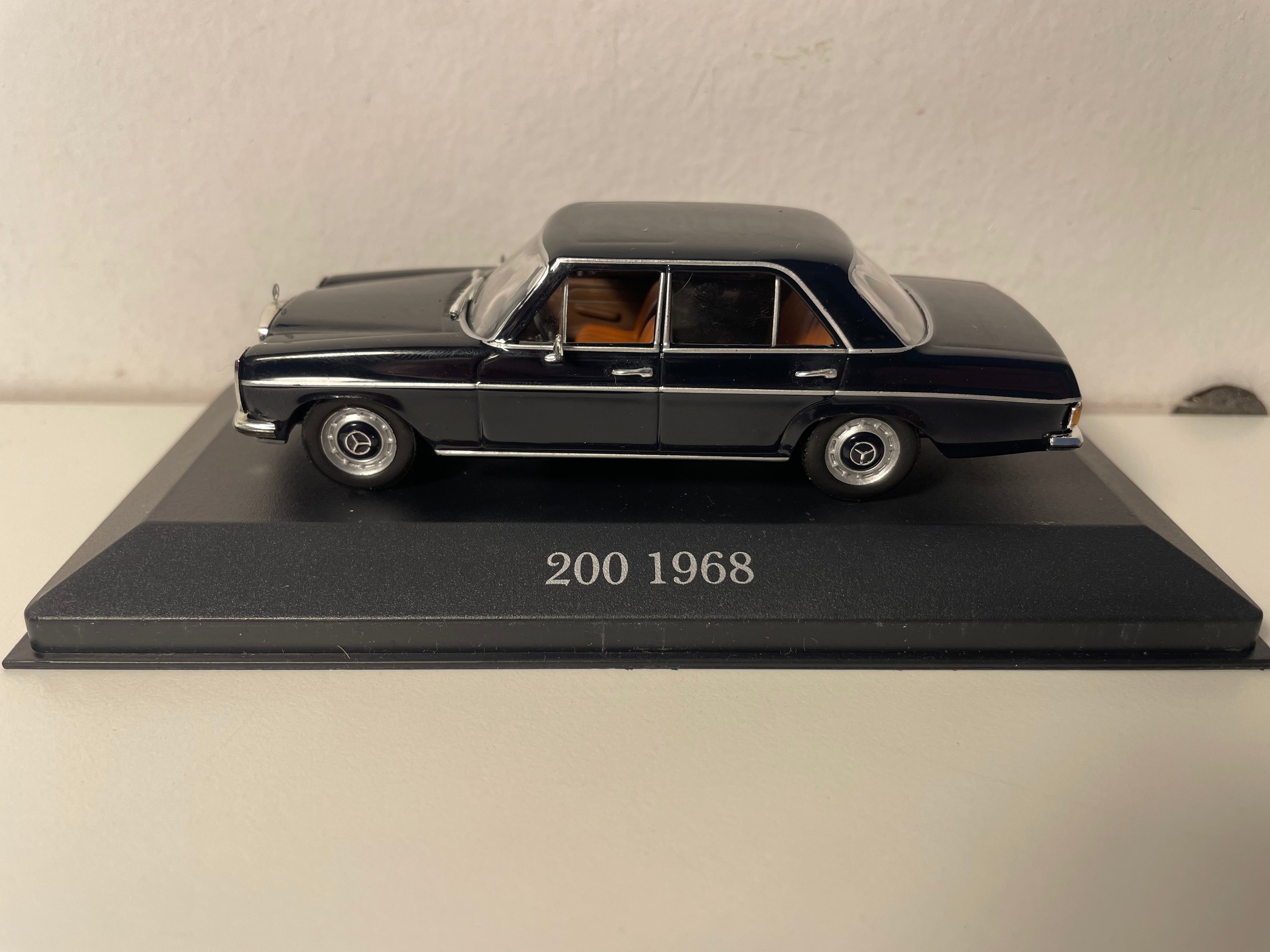 Czarny Mercedes 200 z 1968 roku