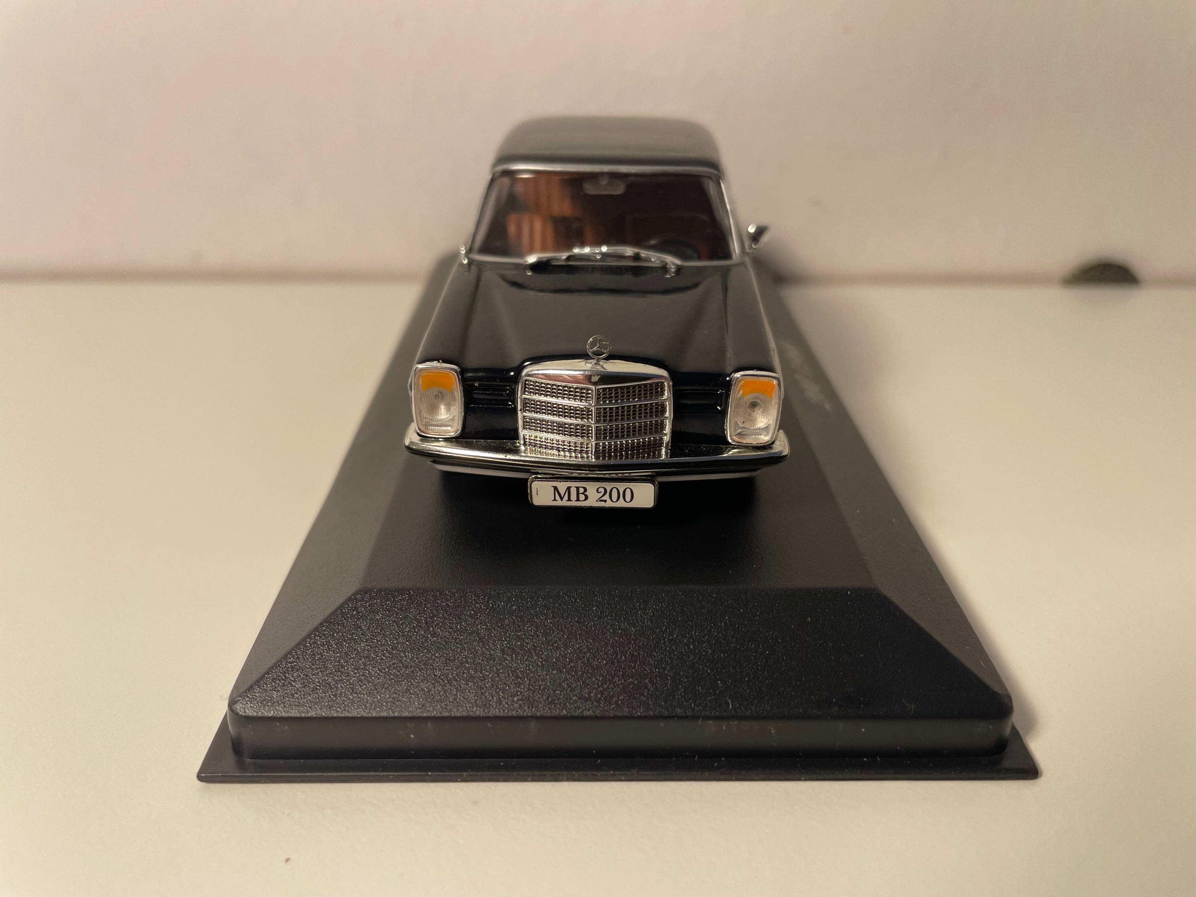 Czarny Mercedes 200 z 1968 roku