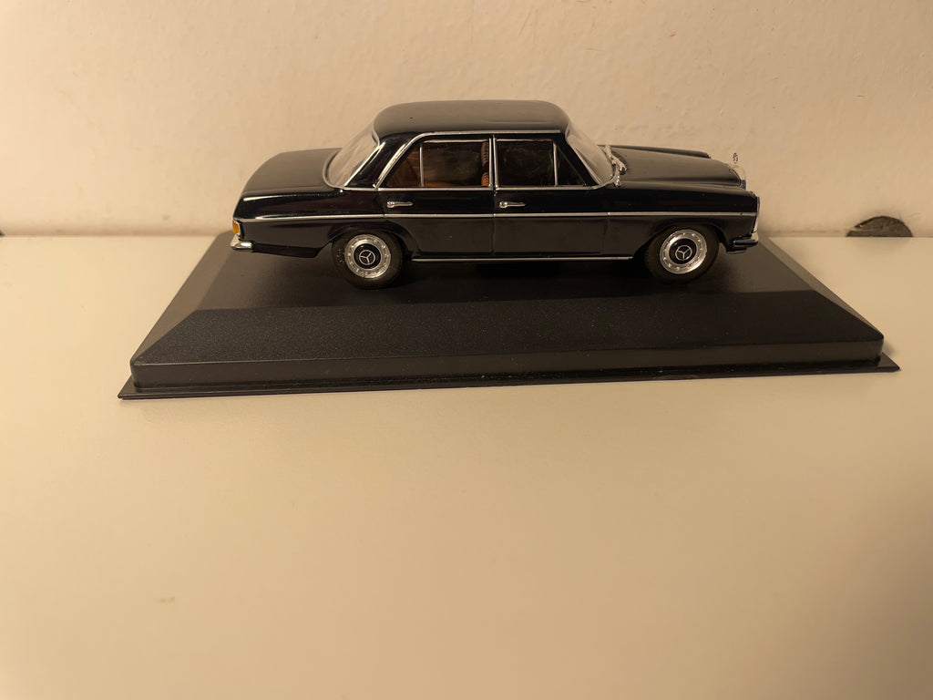 Mercedes 200 negro de 1968