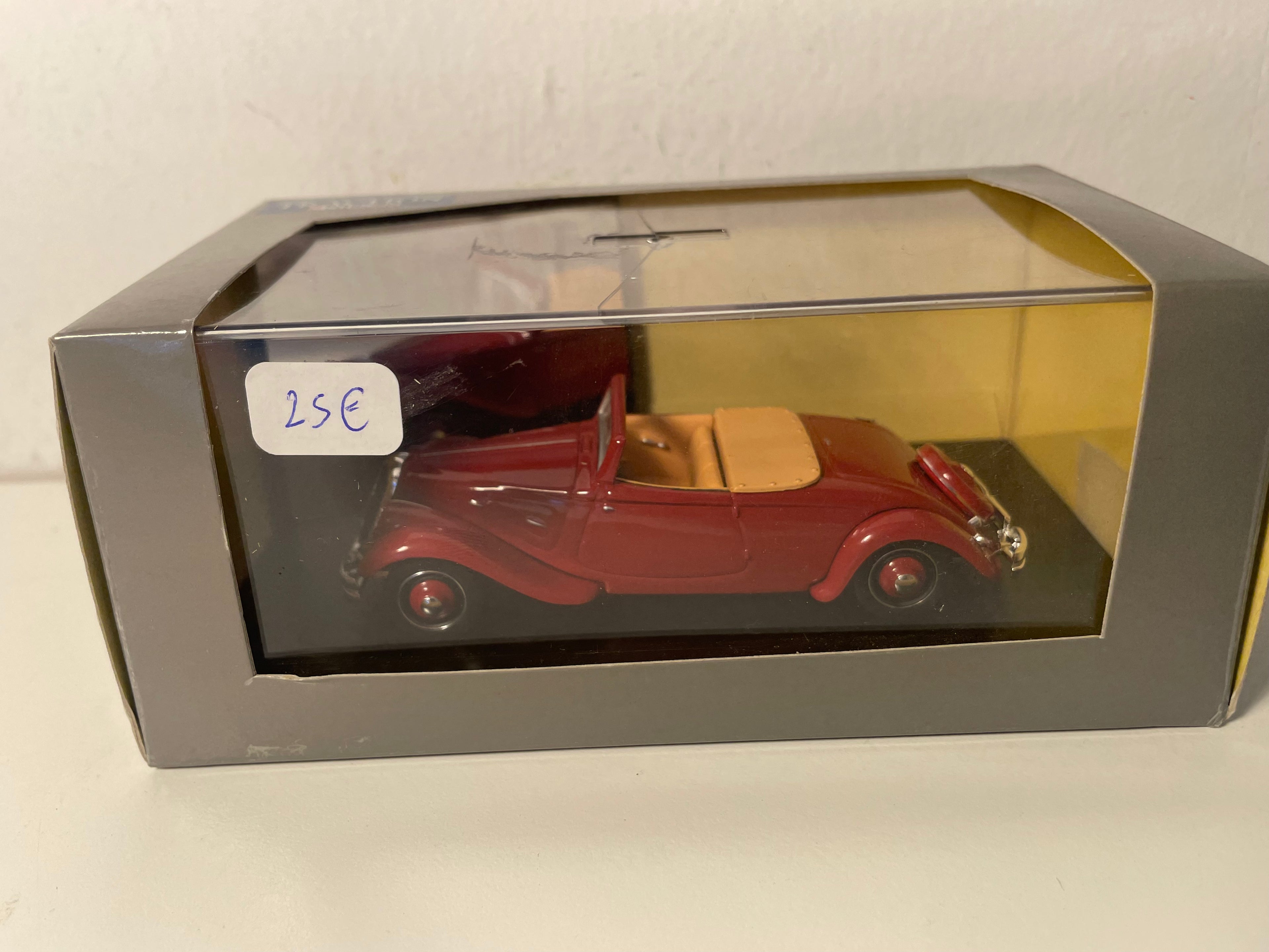 Citroën Traction 22 cabriolet bordeaux de 1934 (boite plexi)