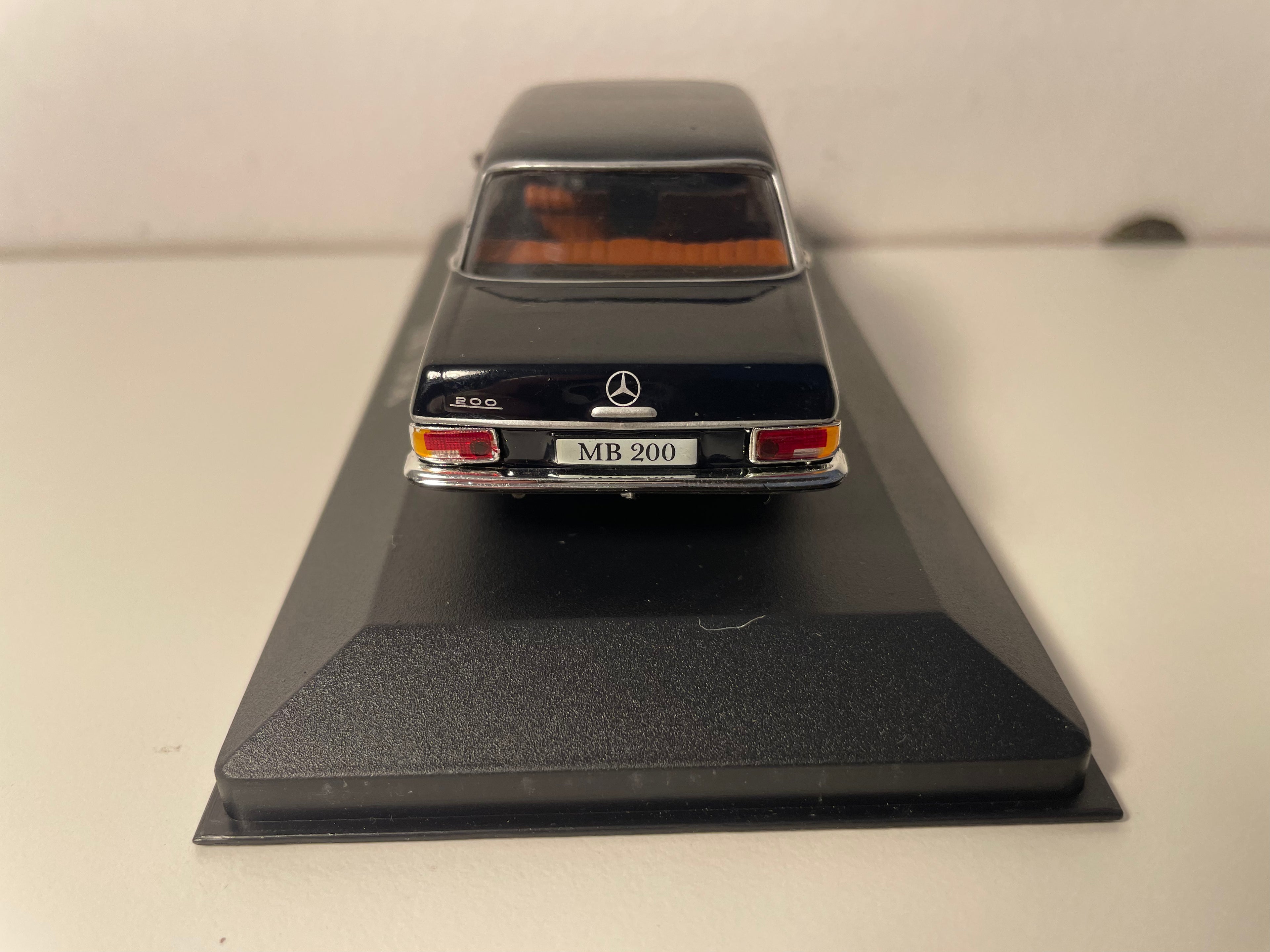 Czarny Mercedes 200 z 1968 roku