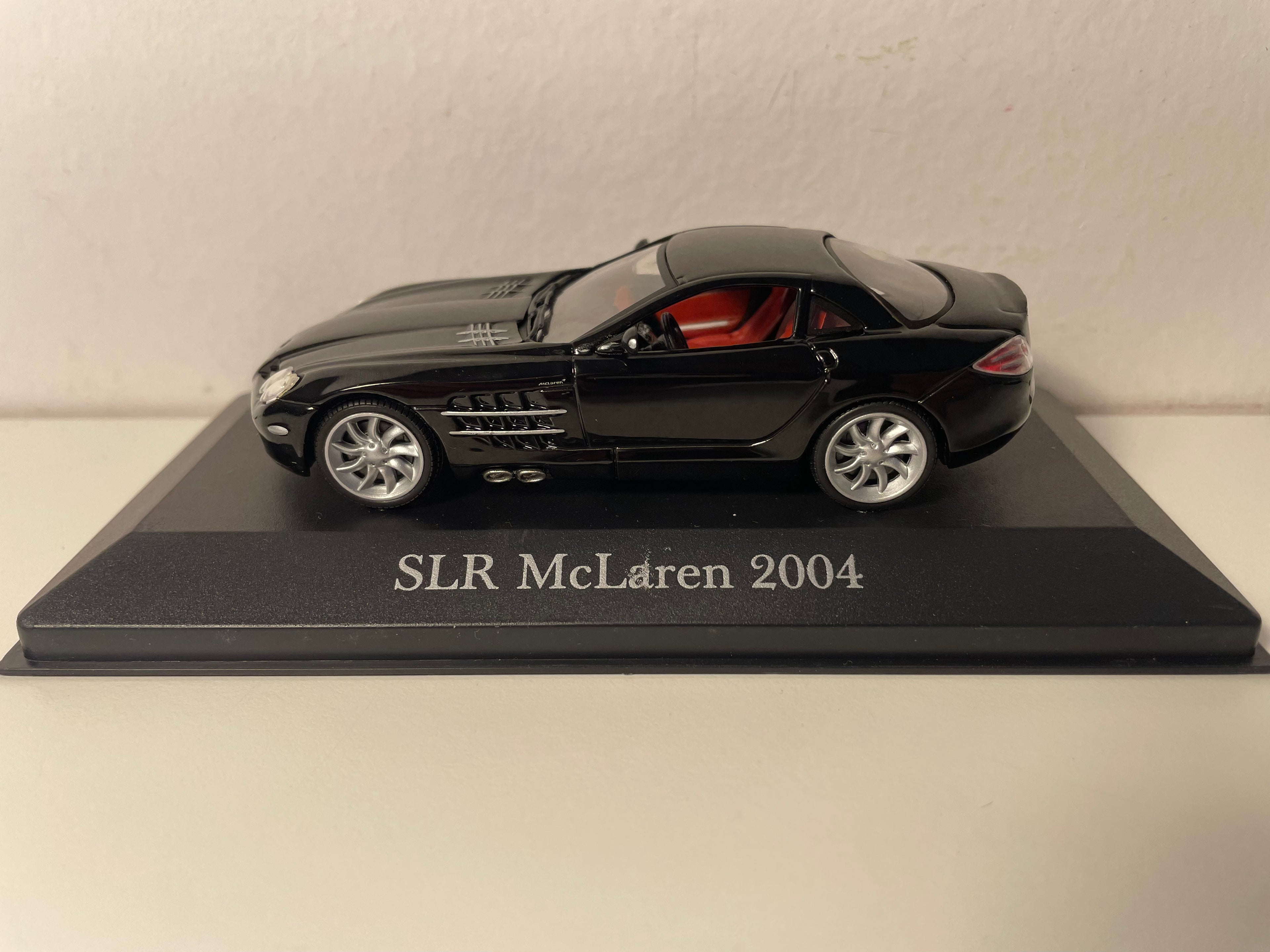Czarny Mercedes SLR McLaren z 2004 roku