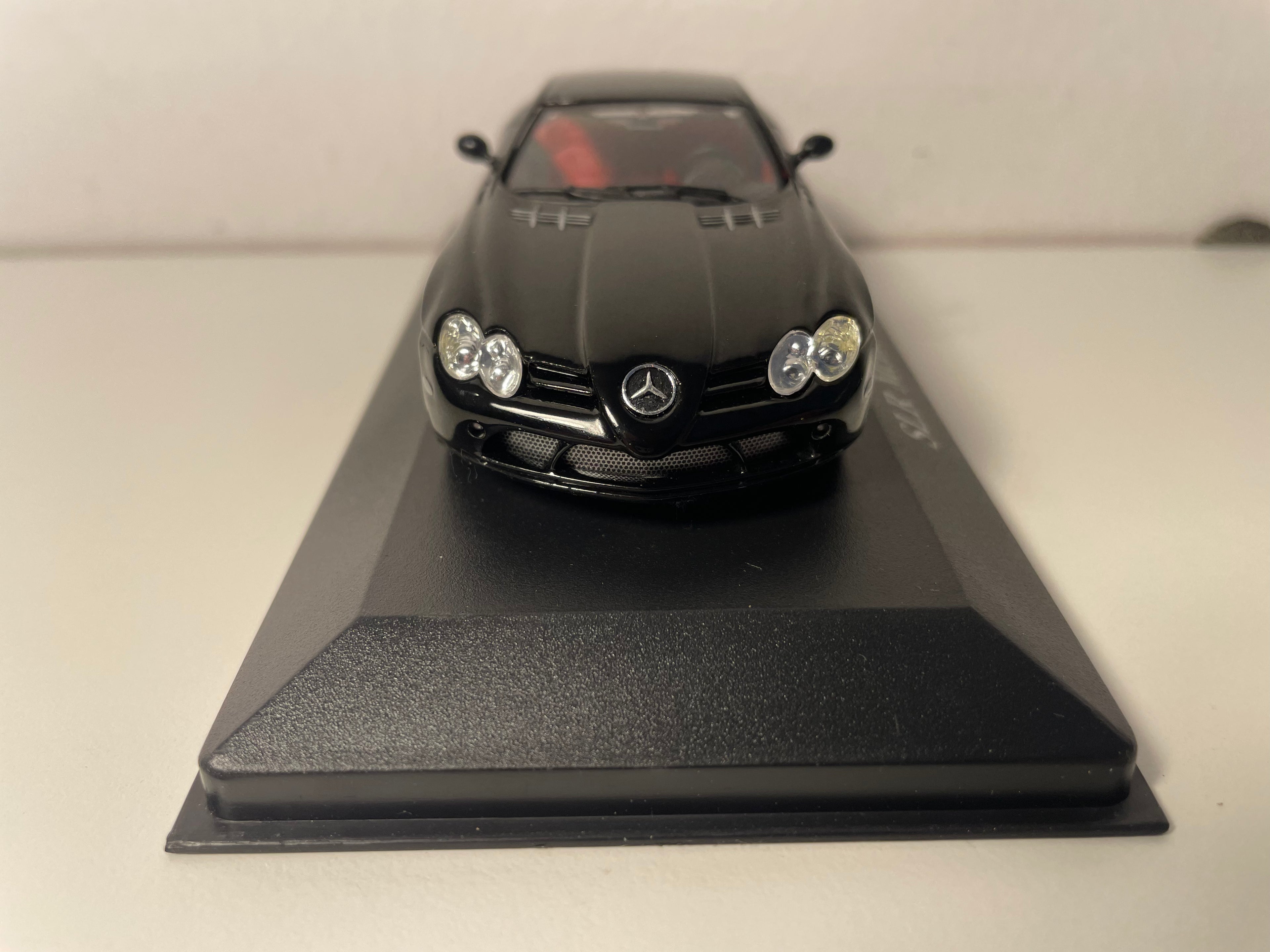 Czarny Mercedes SLR McLaren z 2004 roku