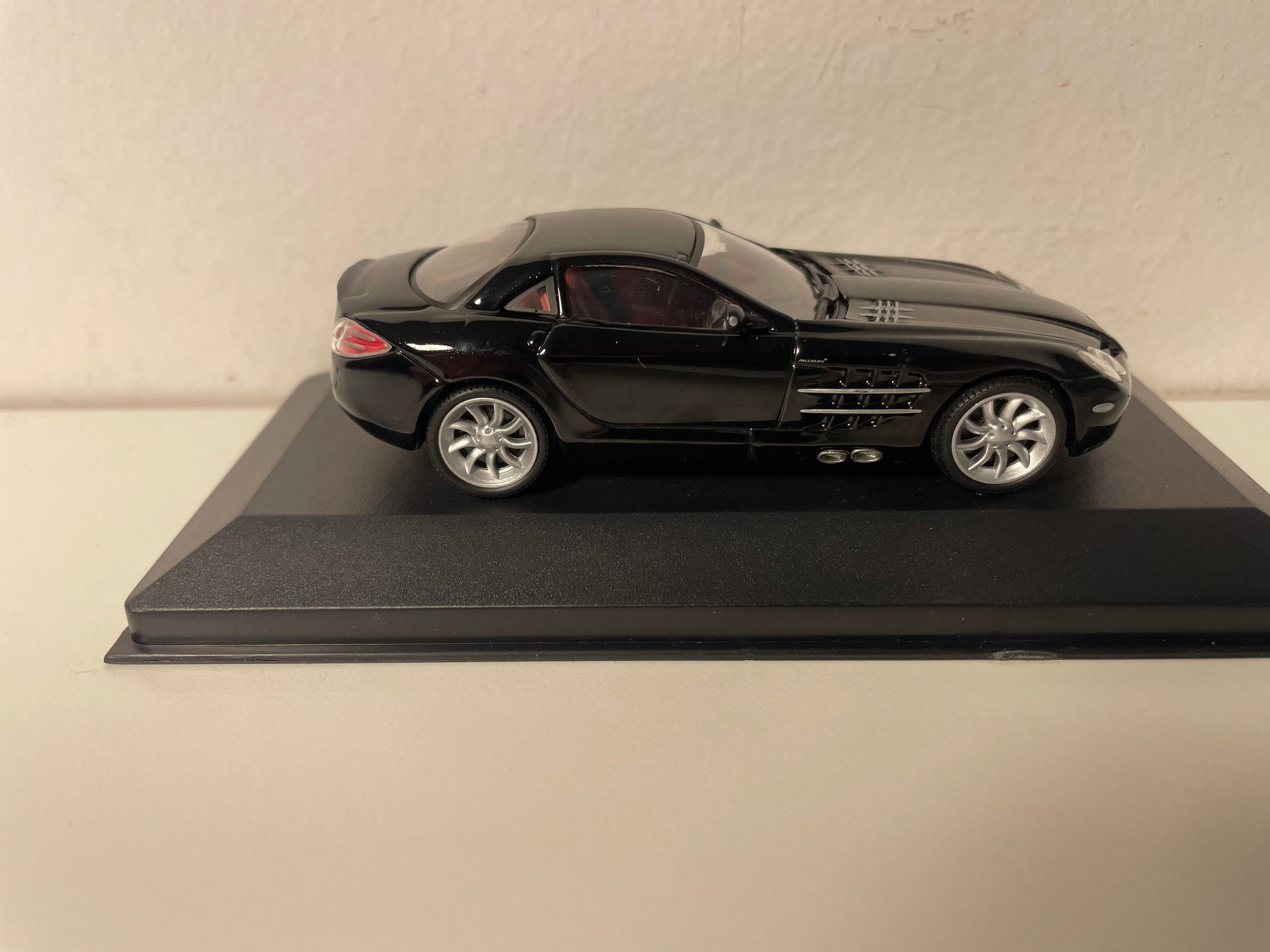 Czarny Mercedes SLR McLaren z 2004 roku